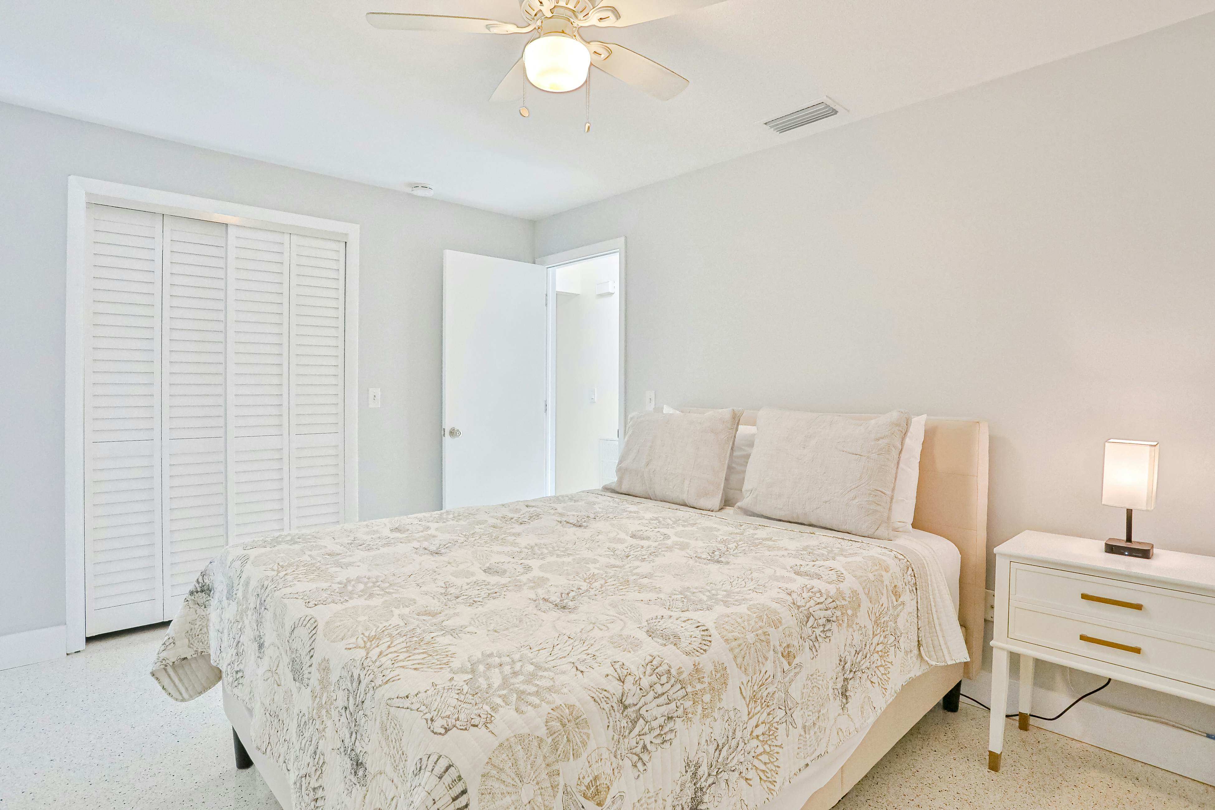 Modern coastal getaway with pool, enclosed yard, grill & outdoor bar