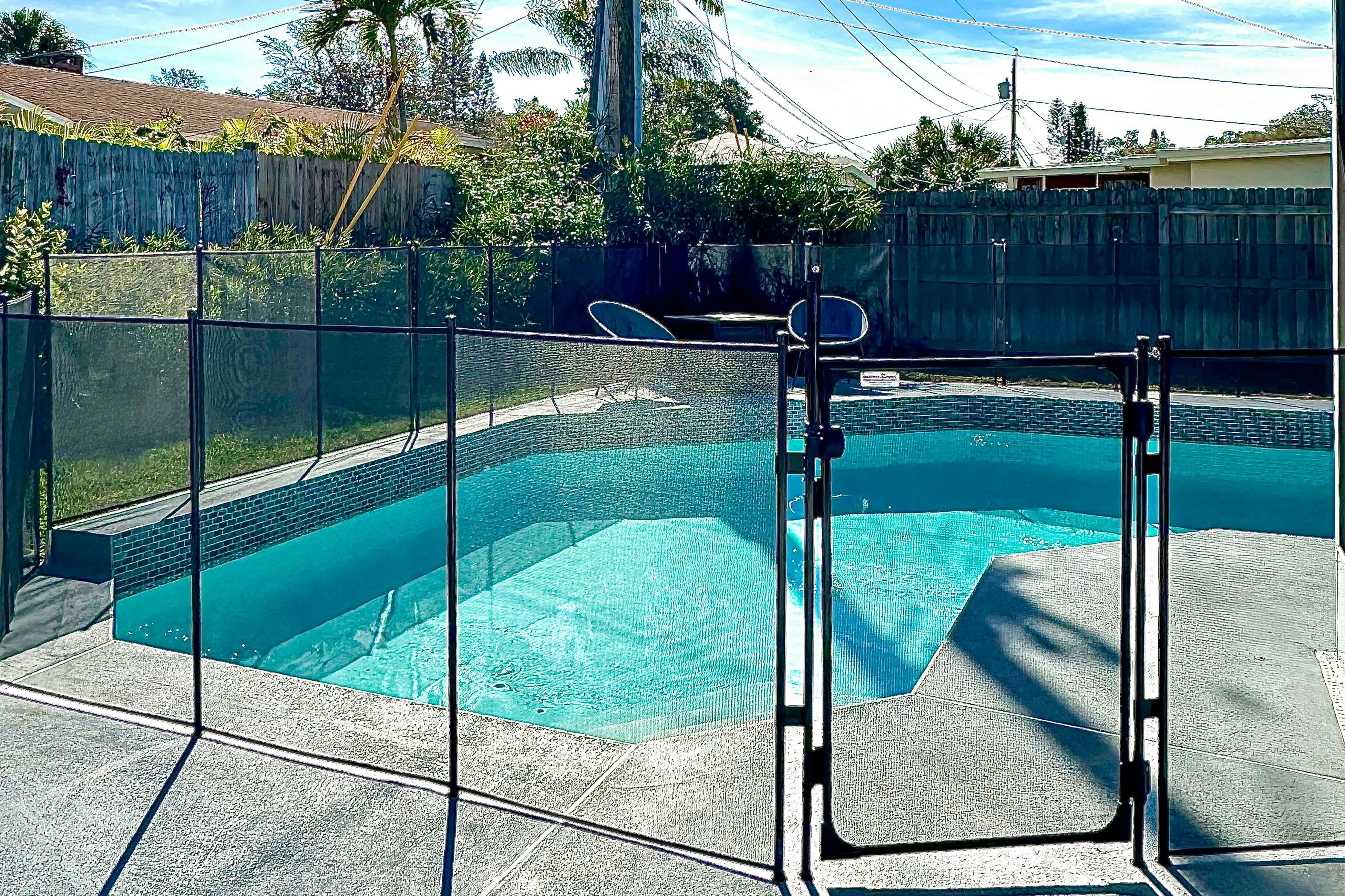 Modern coastal getaway with pool, enclosed yard, grill & outdoor bar