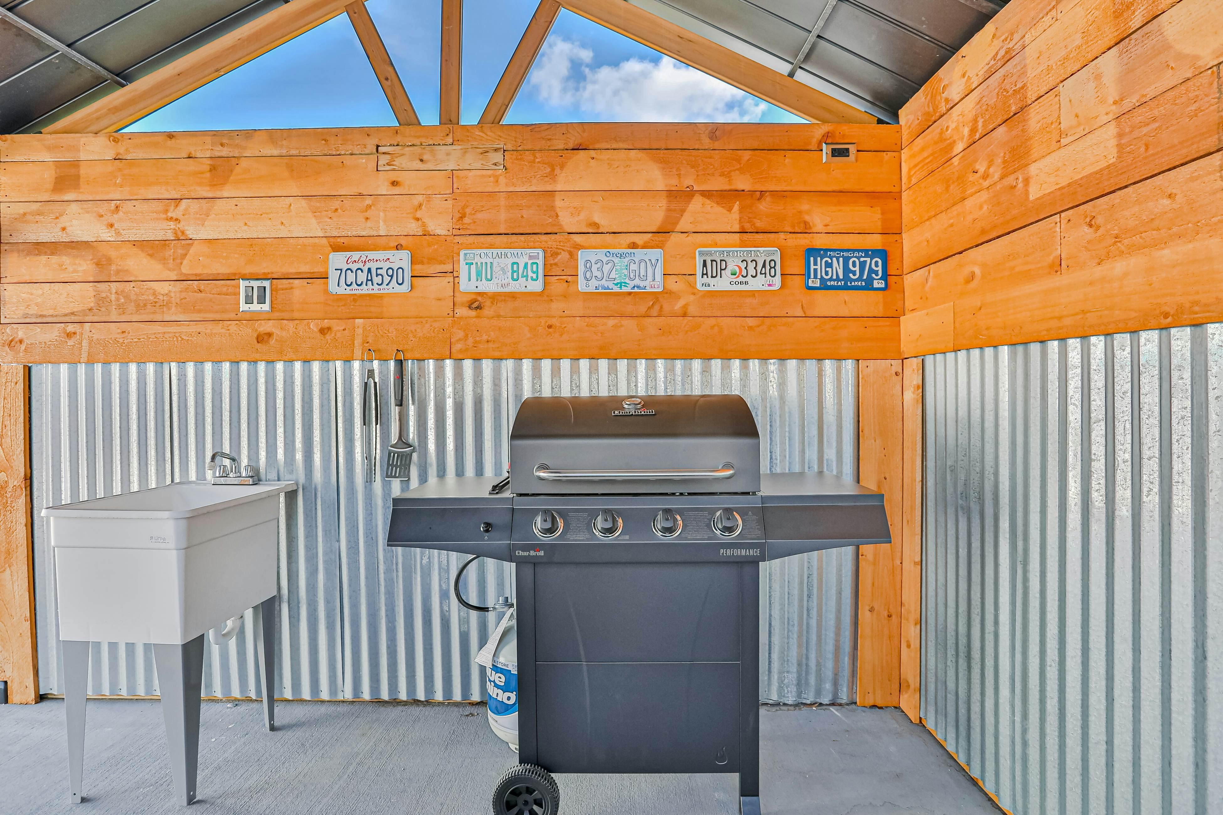 Modern coastal getaway with pool, enclosed yard, grill & outdoor bar