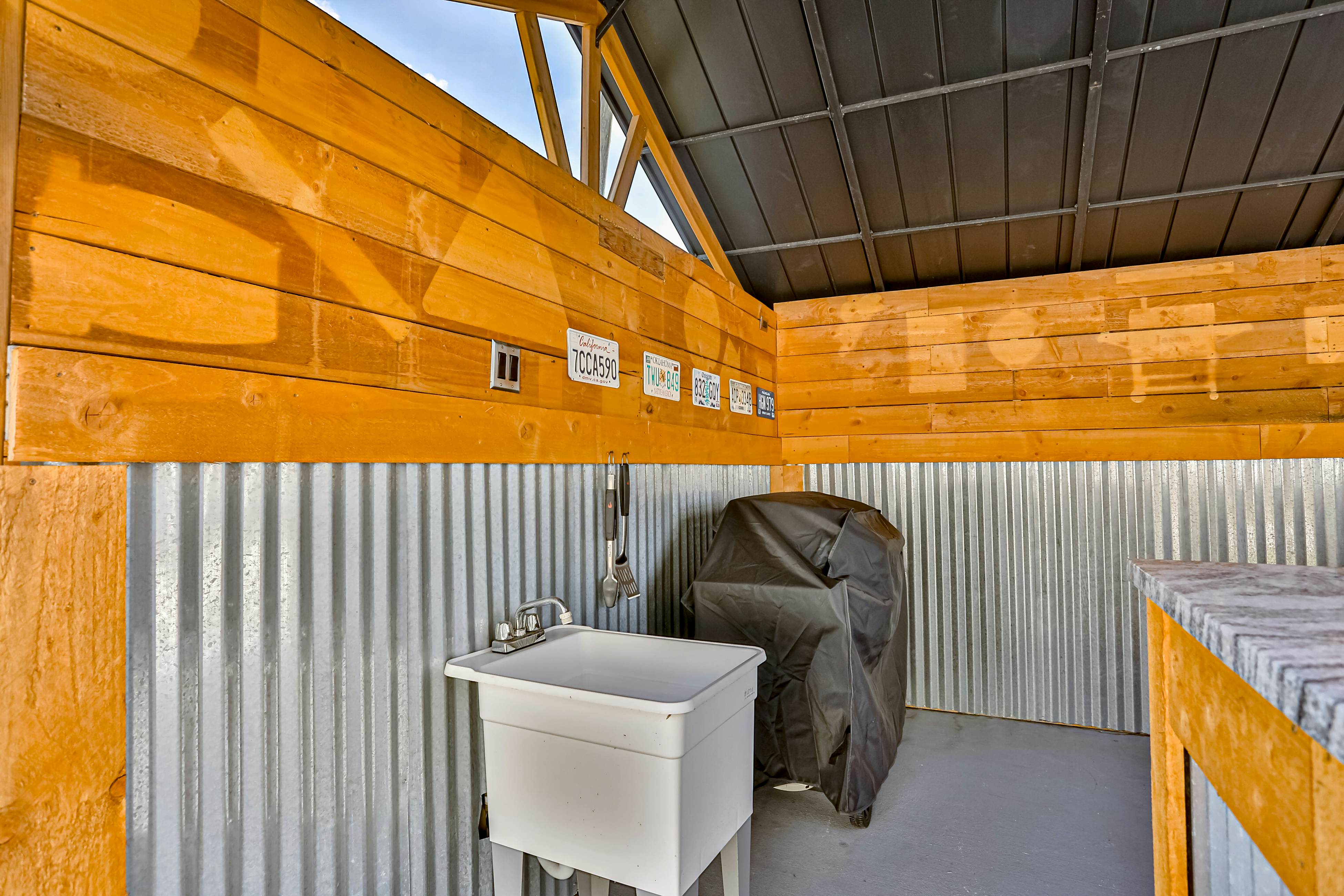 Modern coastal getaway with pool, enclosed yard, grill & outdoor bar