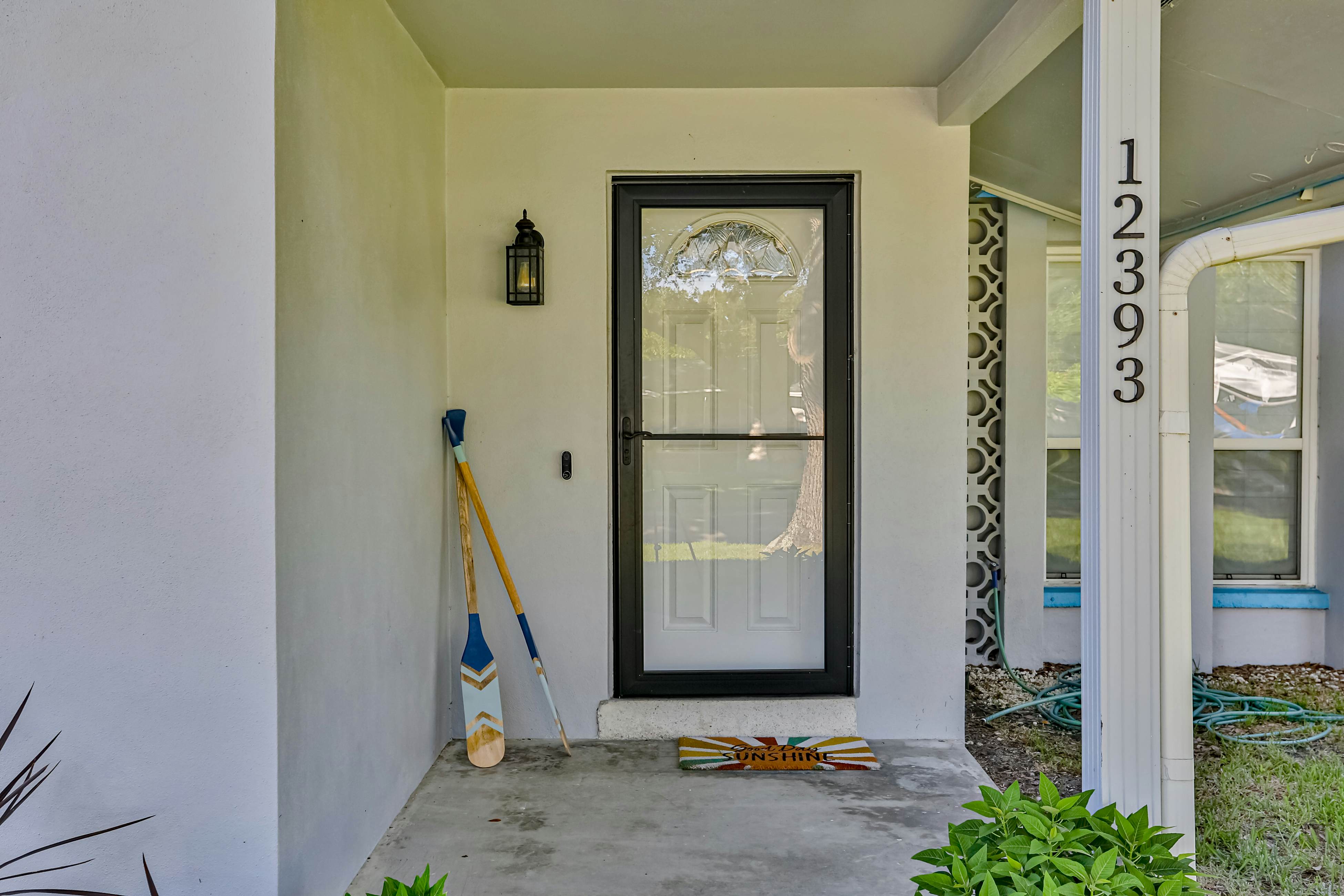 Modern coastal getaway with pool, enclosed yard, grill & outdoor bar