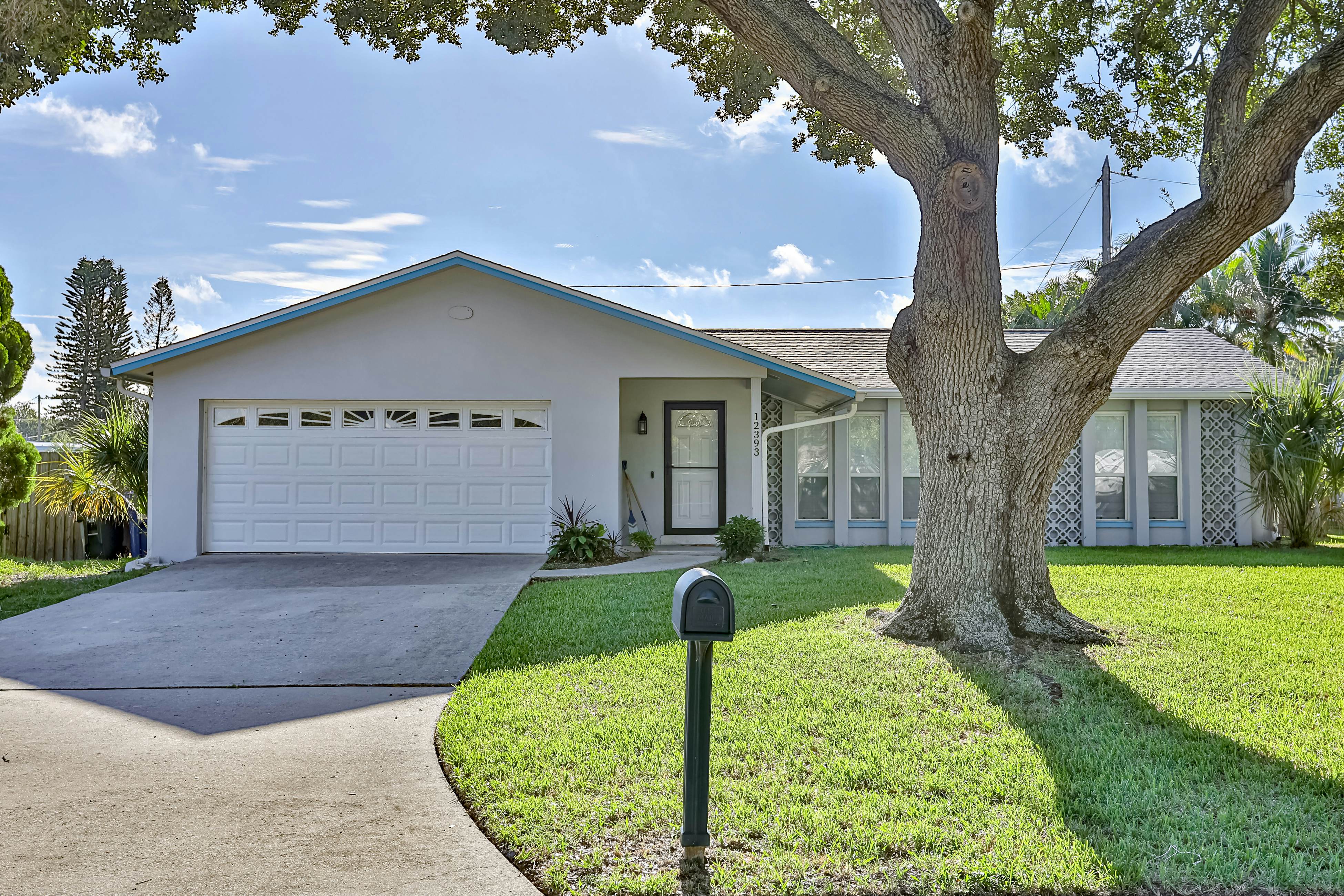 Modern coastal getaway with pool, enclosed yard, grill & outdoor bar
