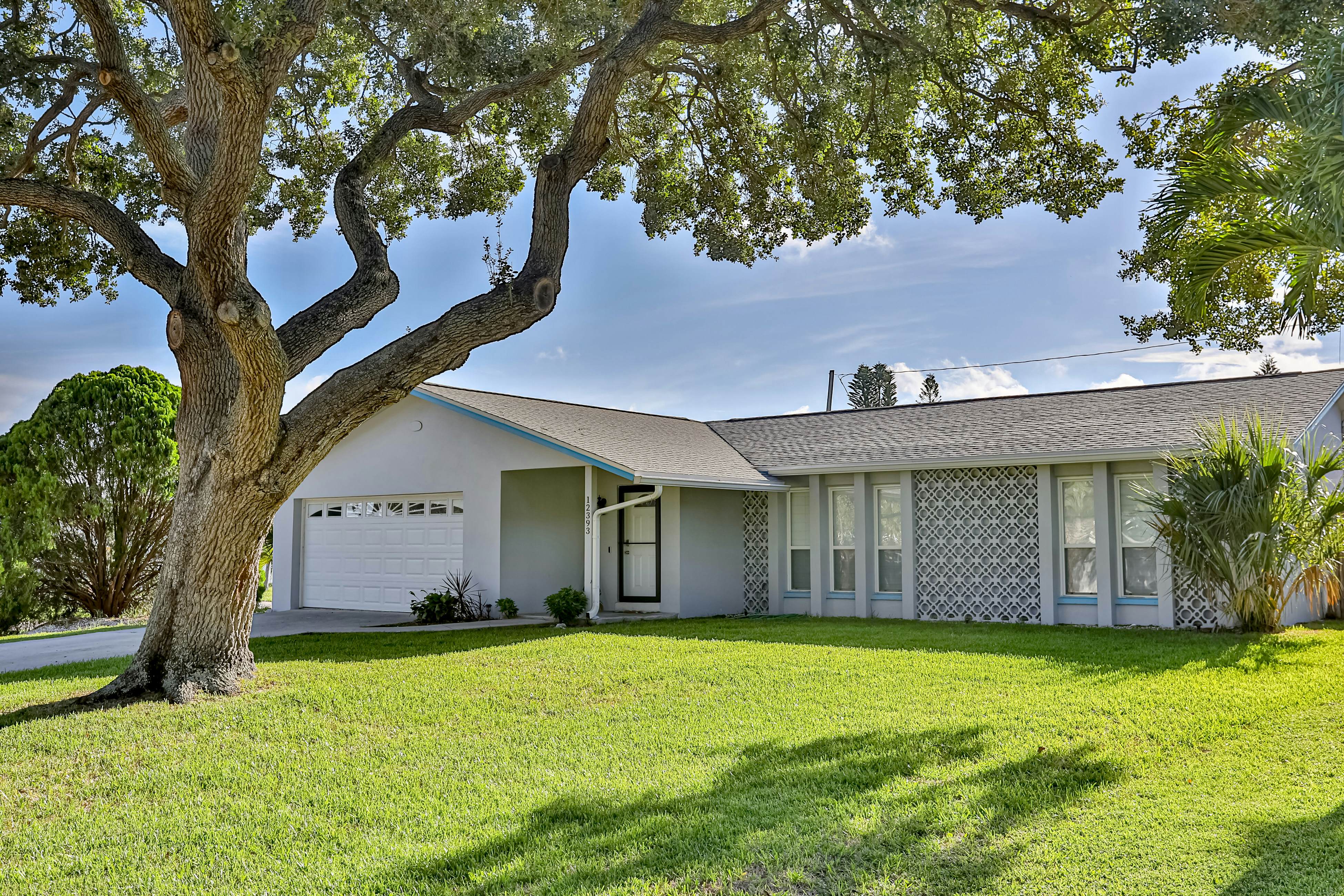 Modern coastal getaway with pool, enclosed yard, grill & outdoor bar