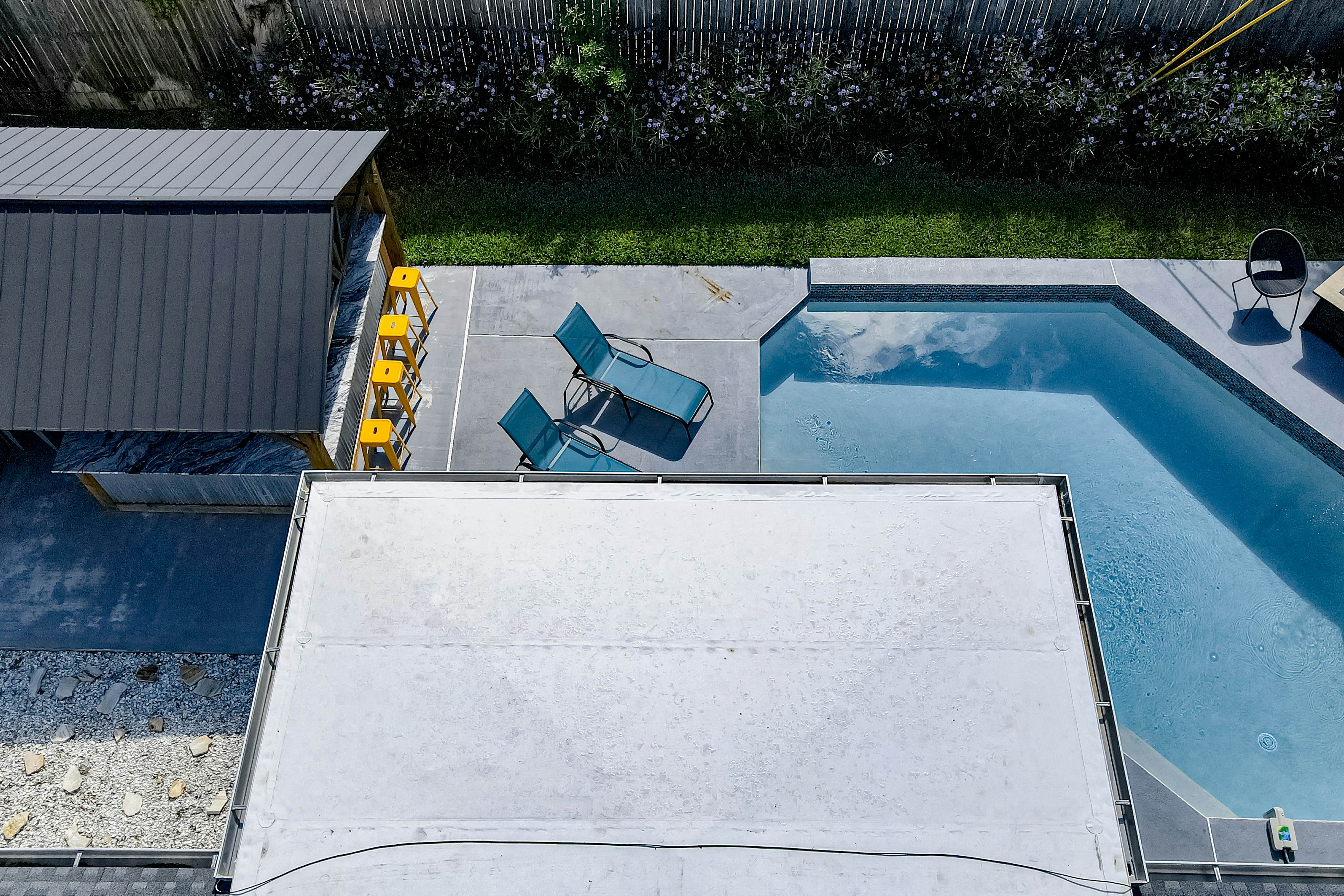 Modern coastal getaway with pool, enclosed yard, grill & outdoor bar