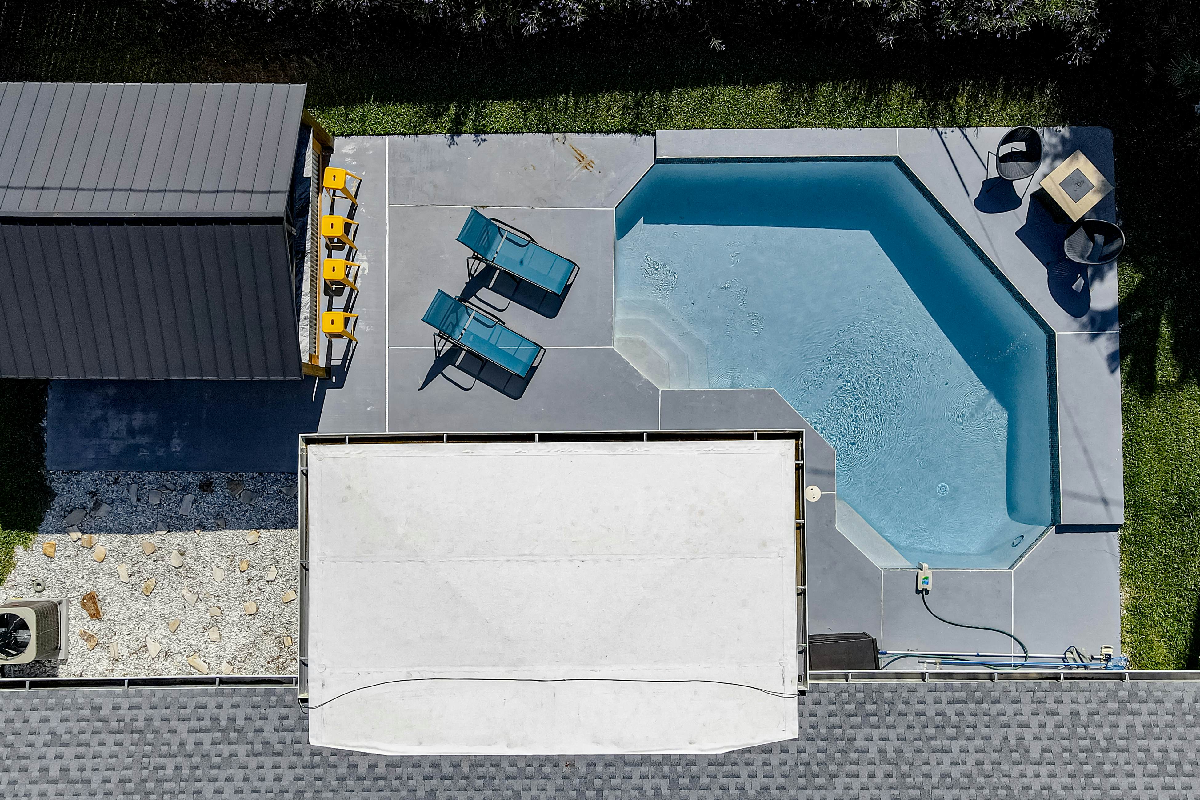 Modern coastal getaway with pool, enclosed yard, grill & outdoor bar