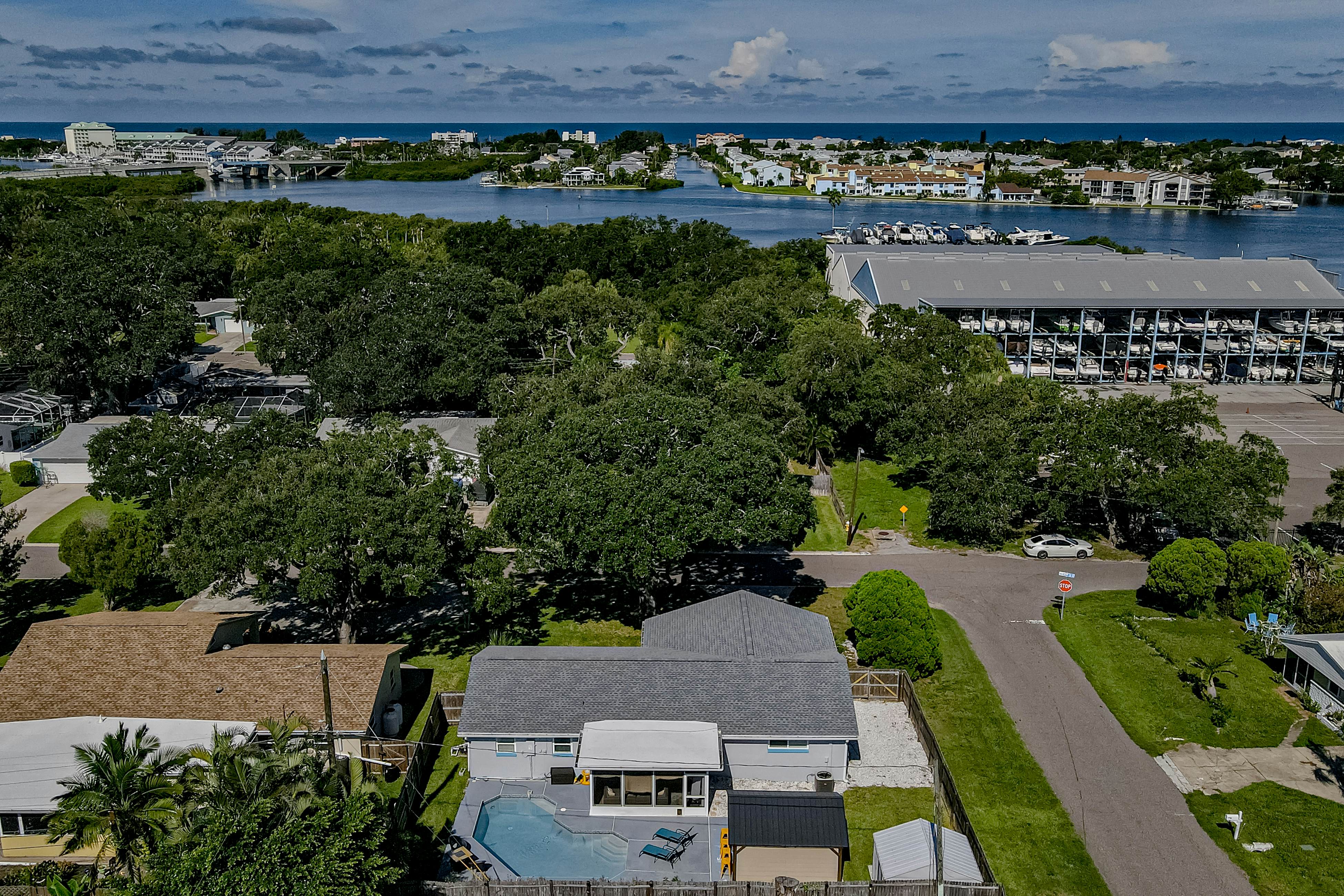 Modern coastal getaway with pool, enclosed yard, grill & outdoor bar