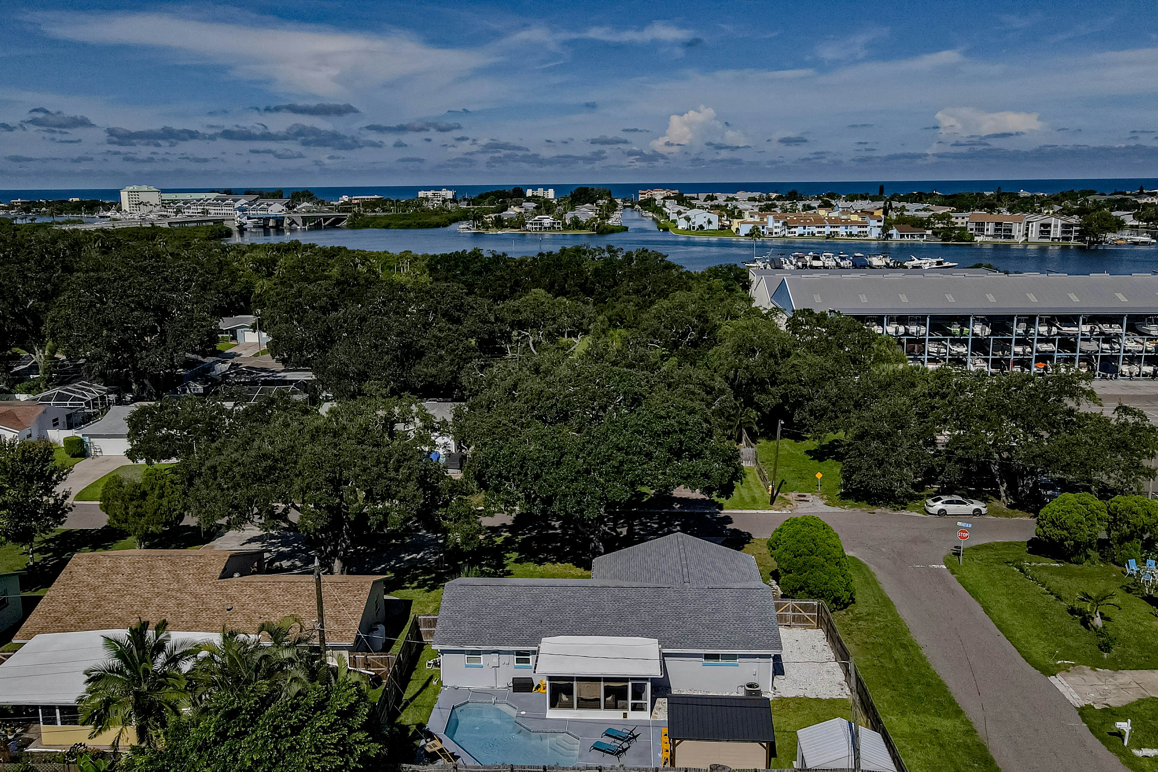 Modern coastal getaway with pool, enclosed yard, grill & outdoor bar