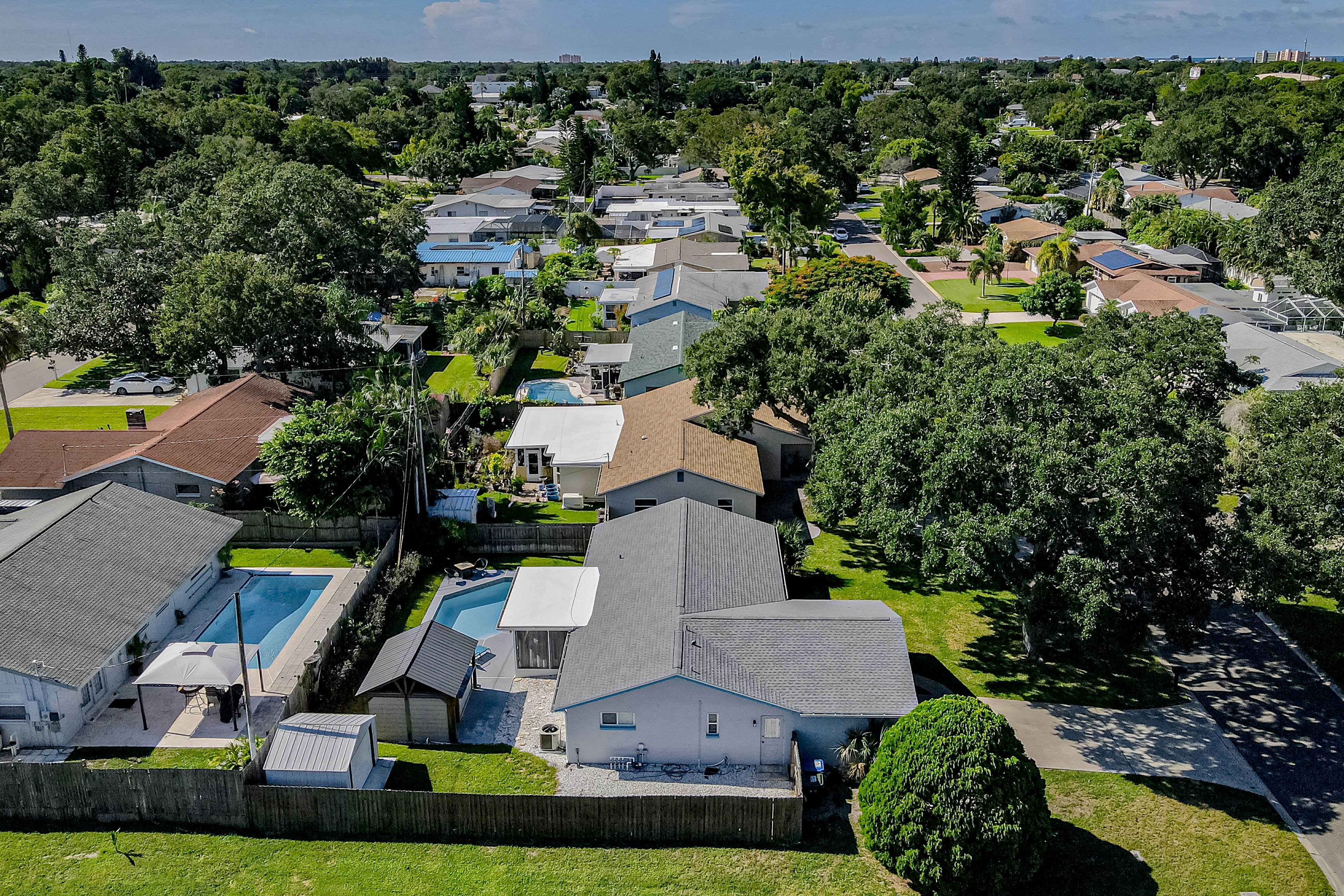Modern coastal getaway with pool, enclosed yard, grill & outdoor bar