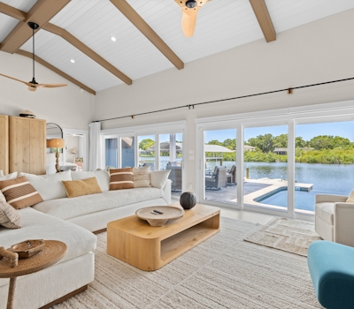 Modern indulgence with media room expansive waterway views AC WD and Wifi