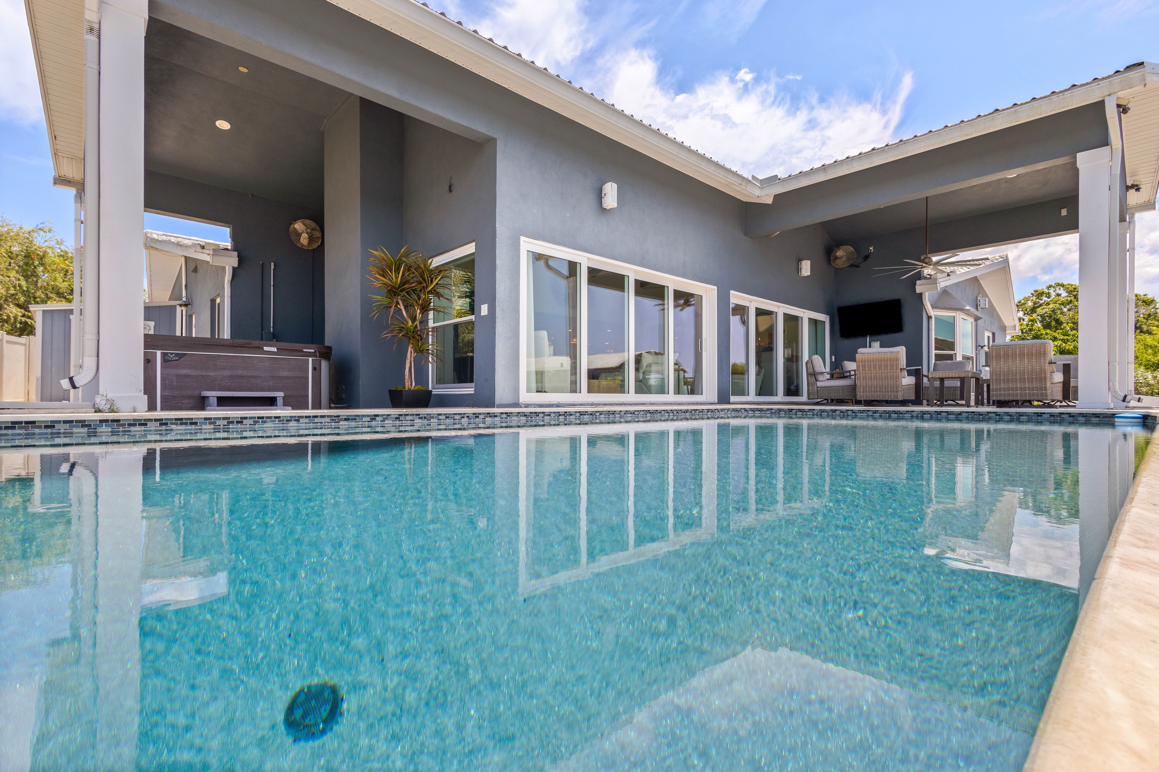 Modern indulgence with media room expansive waterway views AC WD and Wifi