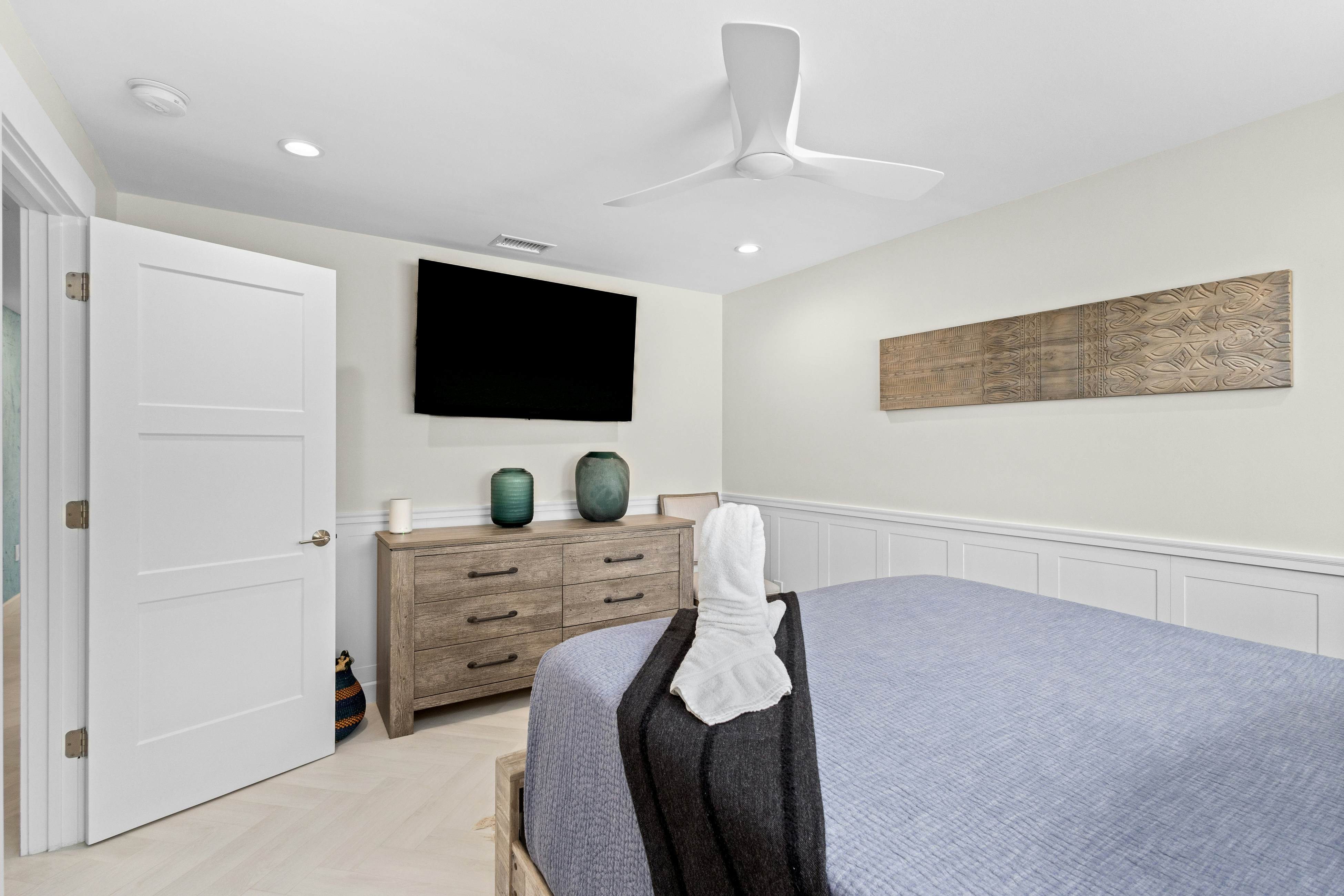 Modern indulgence with media room, expansive waterway views, AC, WD and Wifi