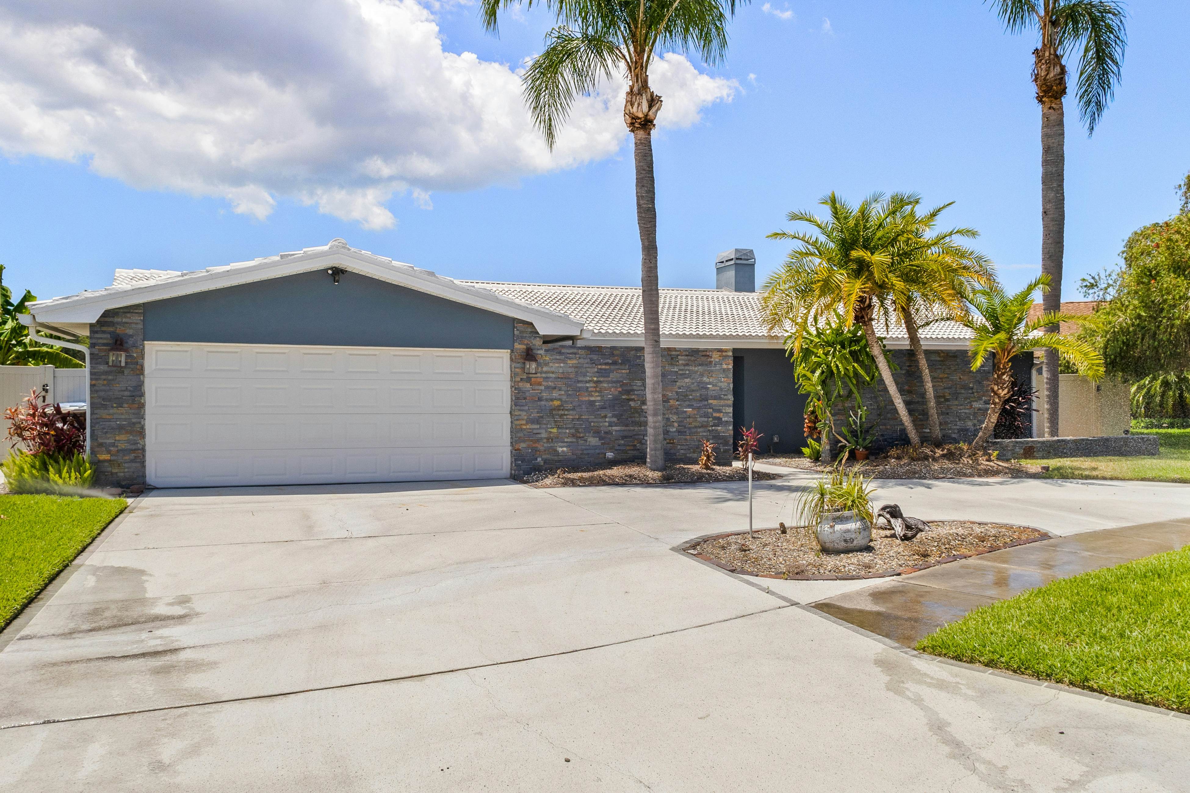 Modern indulgence with media room, expansive waterway views, AC, WD and Wifi