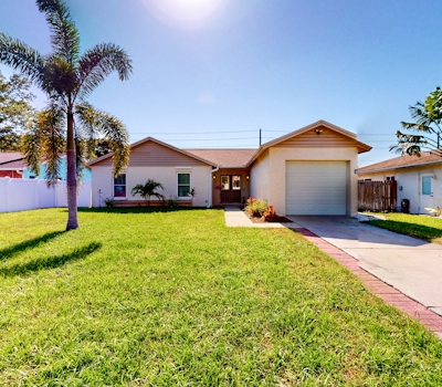 Dog friendly house with patio firepit fenced yard beach gear and AC