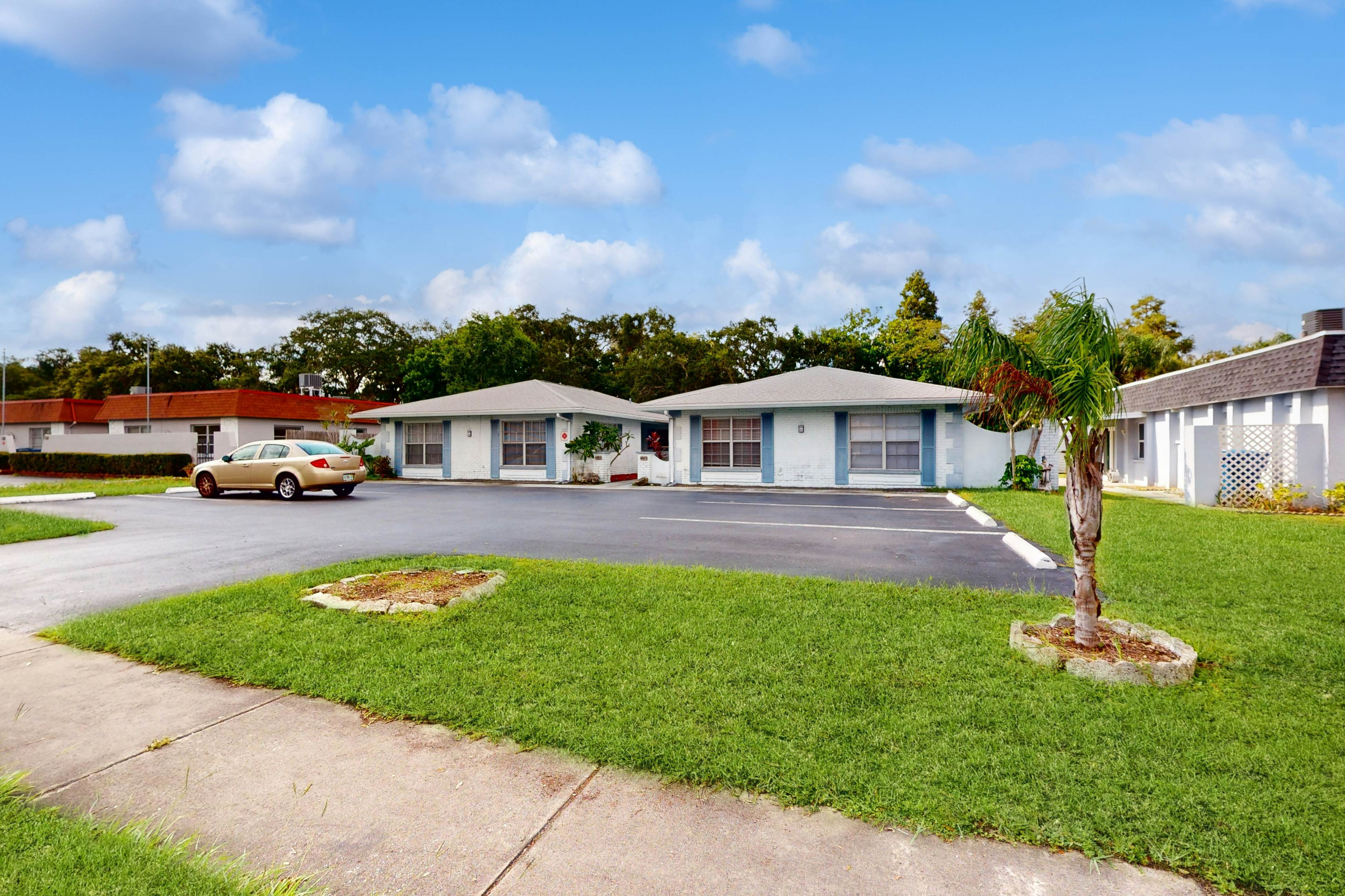 Centrally located, dog friendly, comfortable home with AC and WD