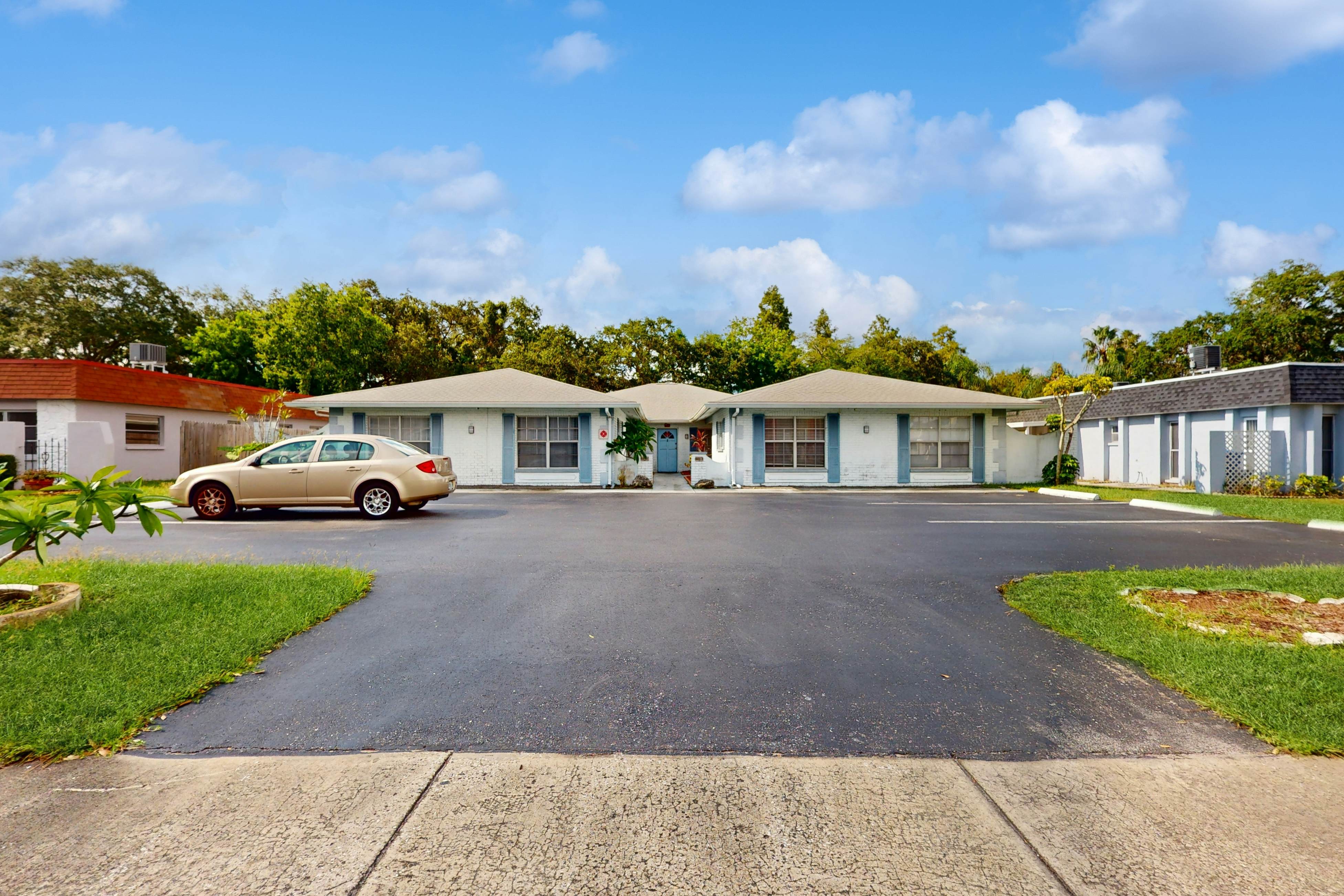 Centrally located, dog friendly, comfortable home with AC and WD