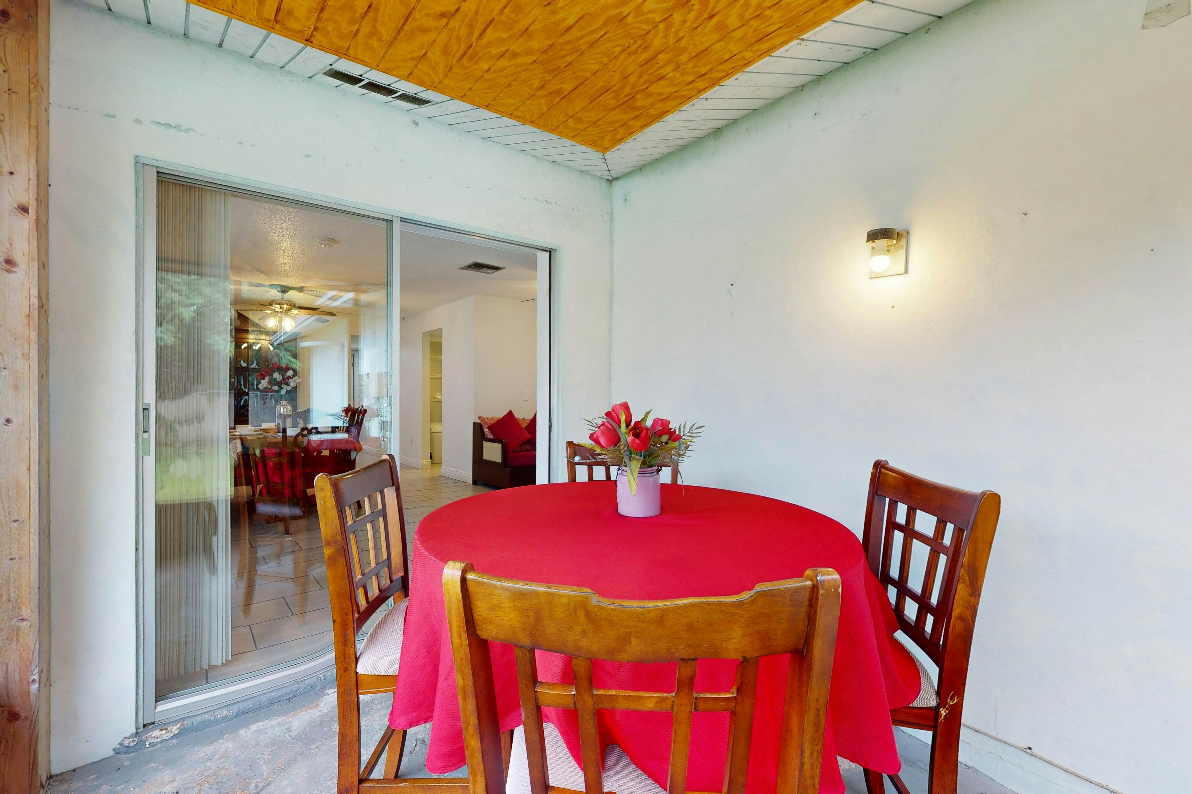 Cozy, dog friendly home close to shopping, entertainment, AC and WIFI