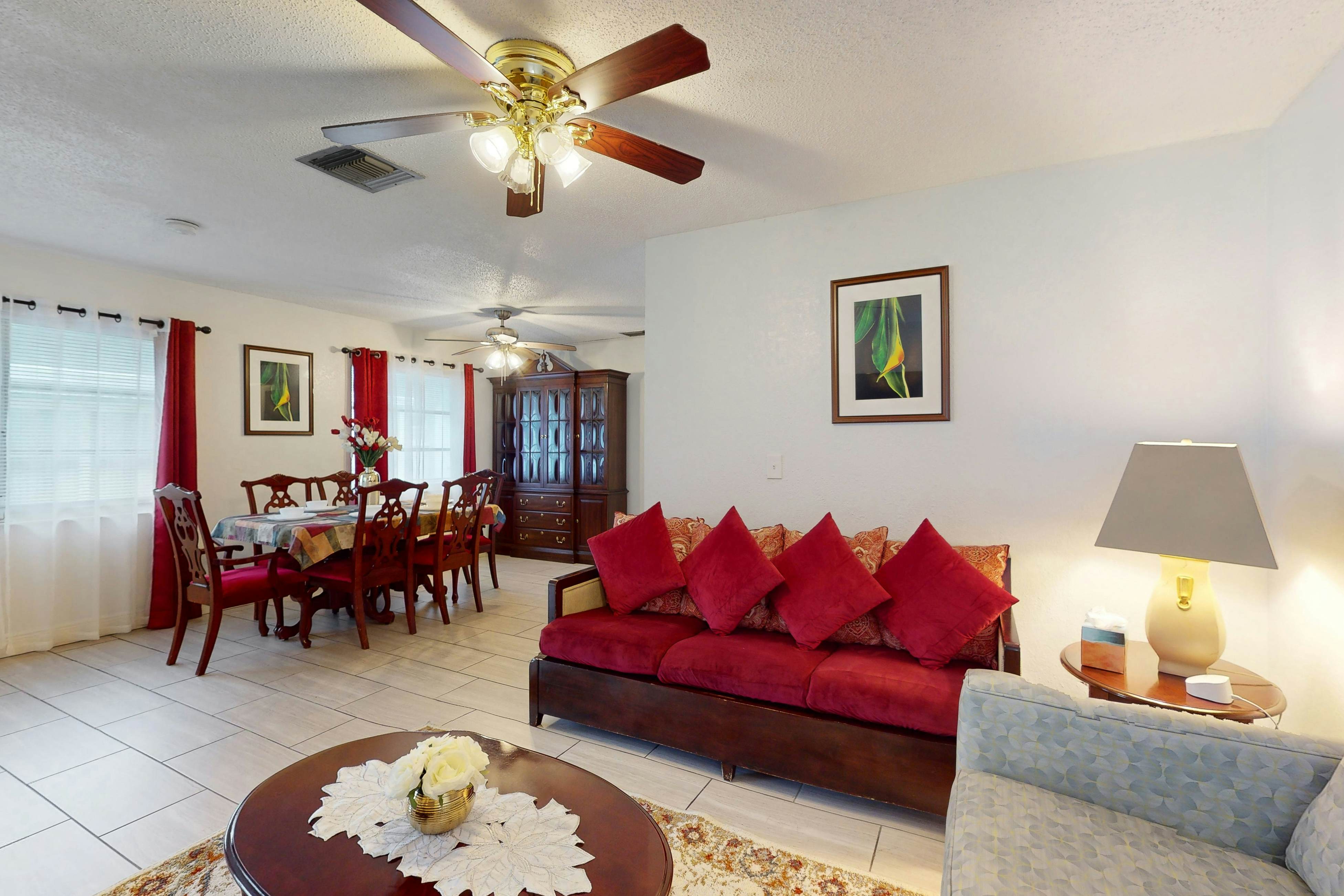 Cozy, dog friendly home close to shopping, entertainment, AC and WIFI