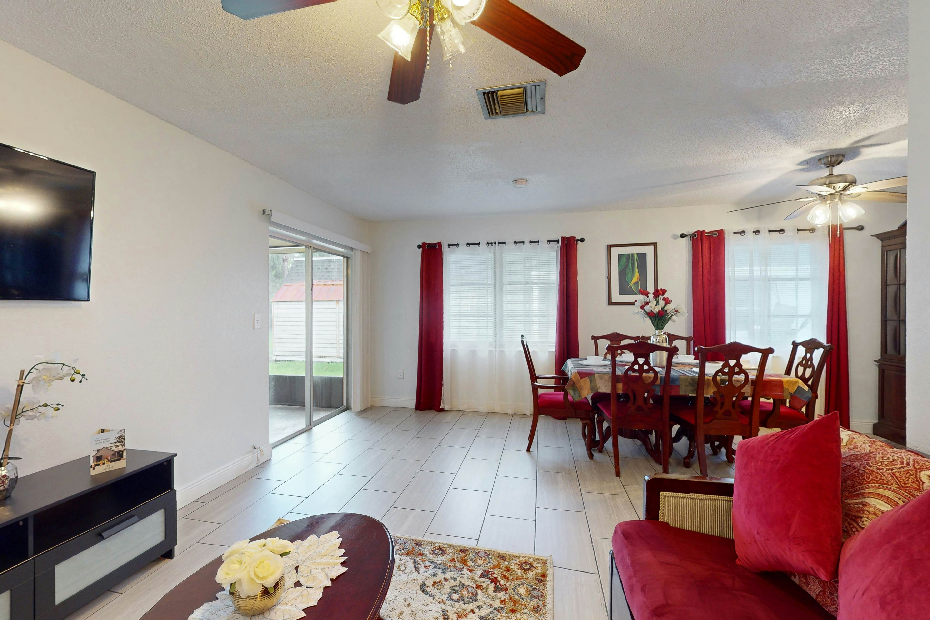 Cozy, dog friendly home close to shopping, entertainment, AC and WIFI