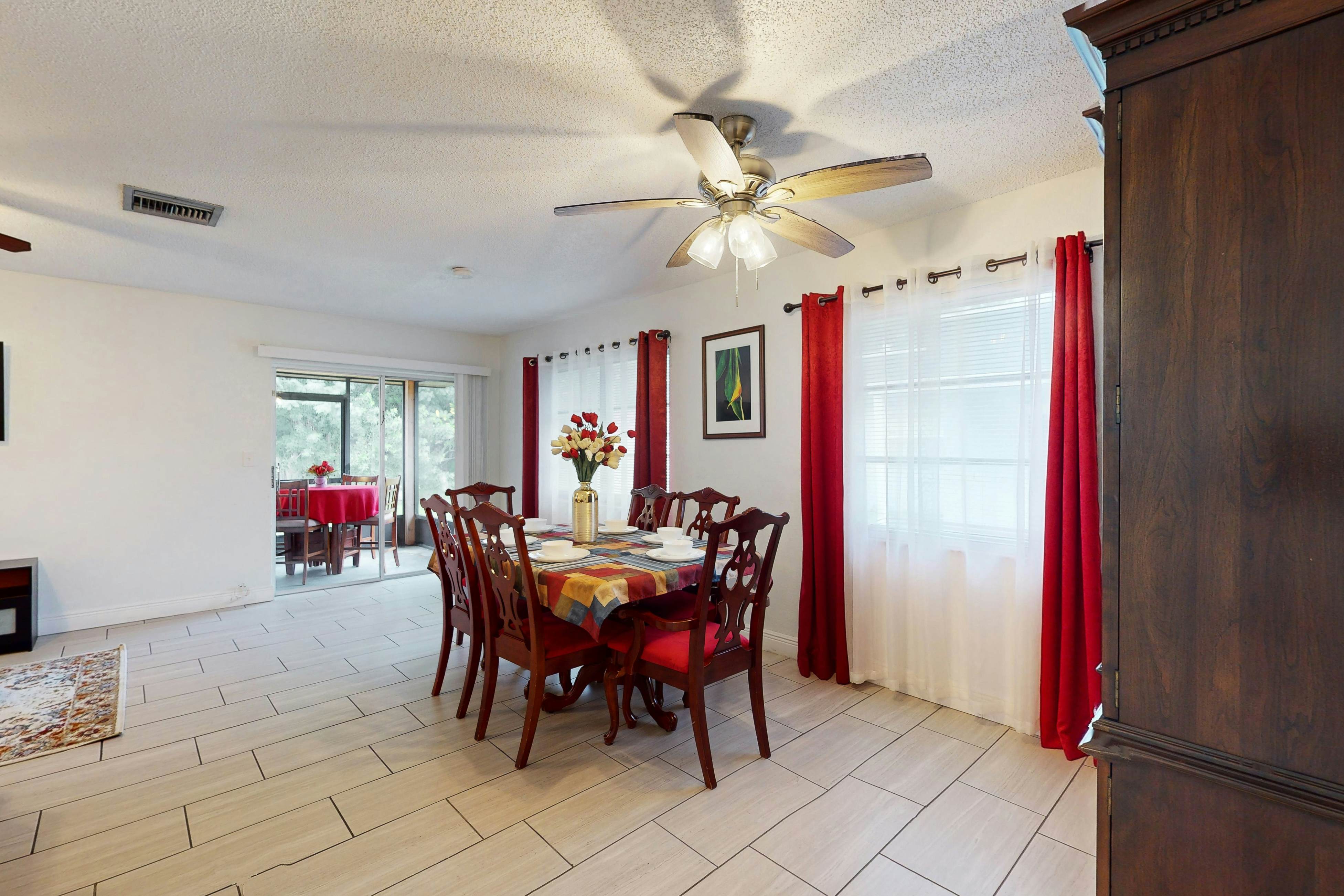 Cozy, dog friendly home close to shopping, entertainment, AC and WIFI