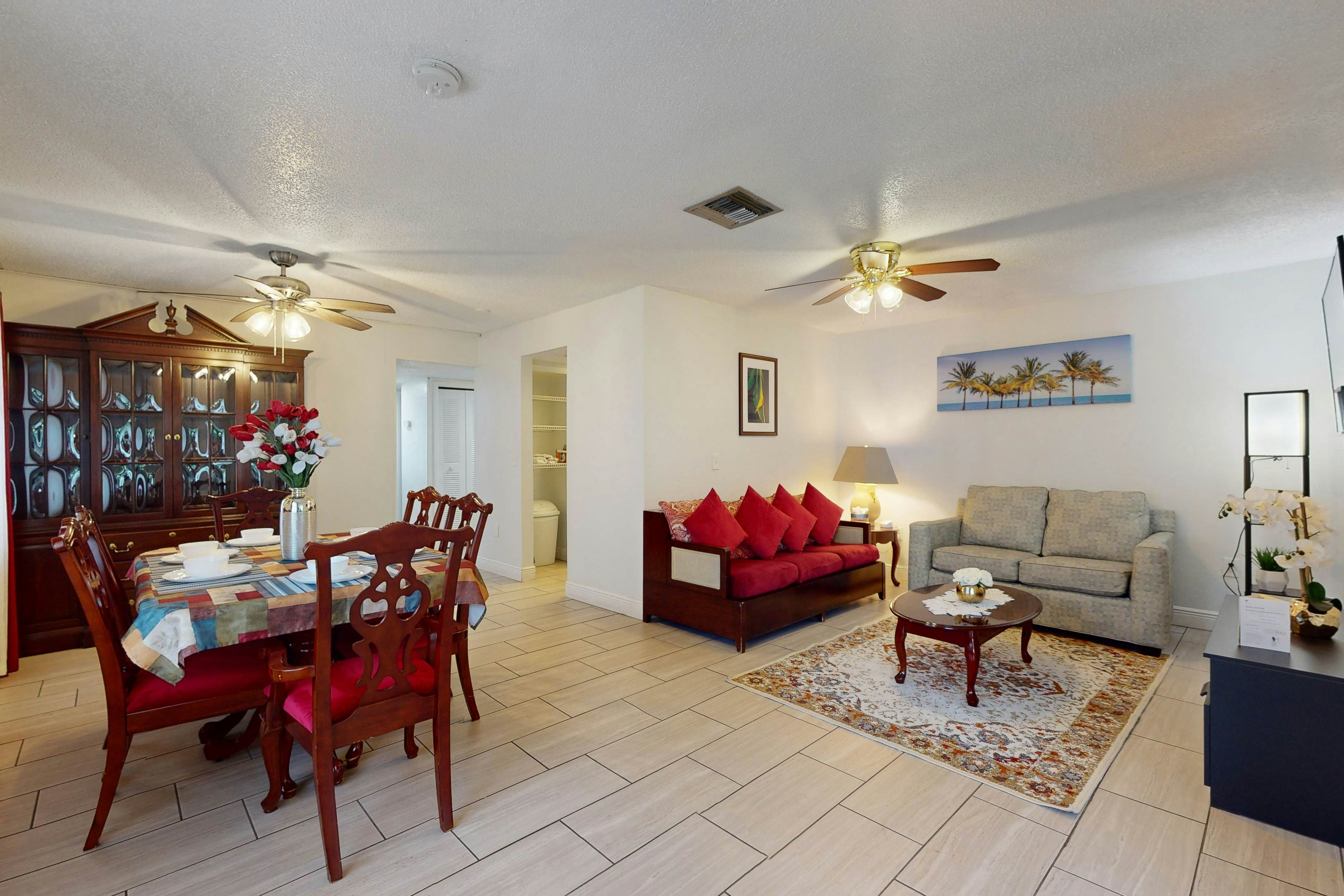 Cozy, dog friendly home close to shopping, entertainment, AC and WIFI