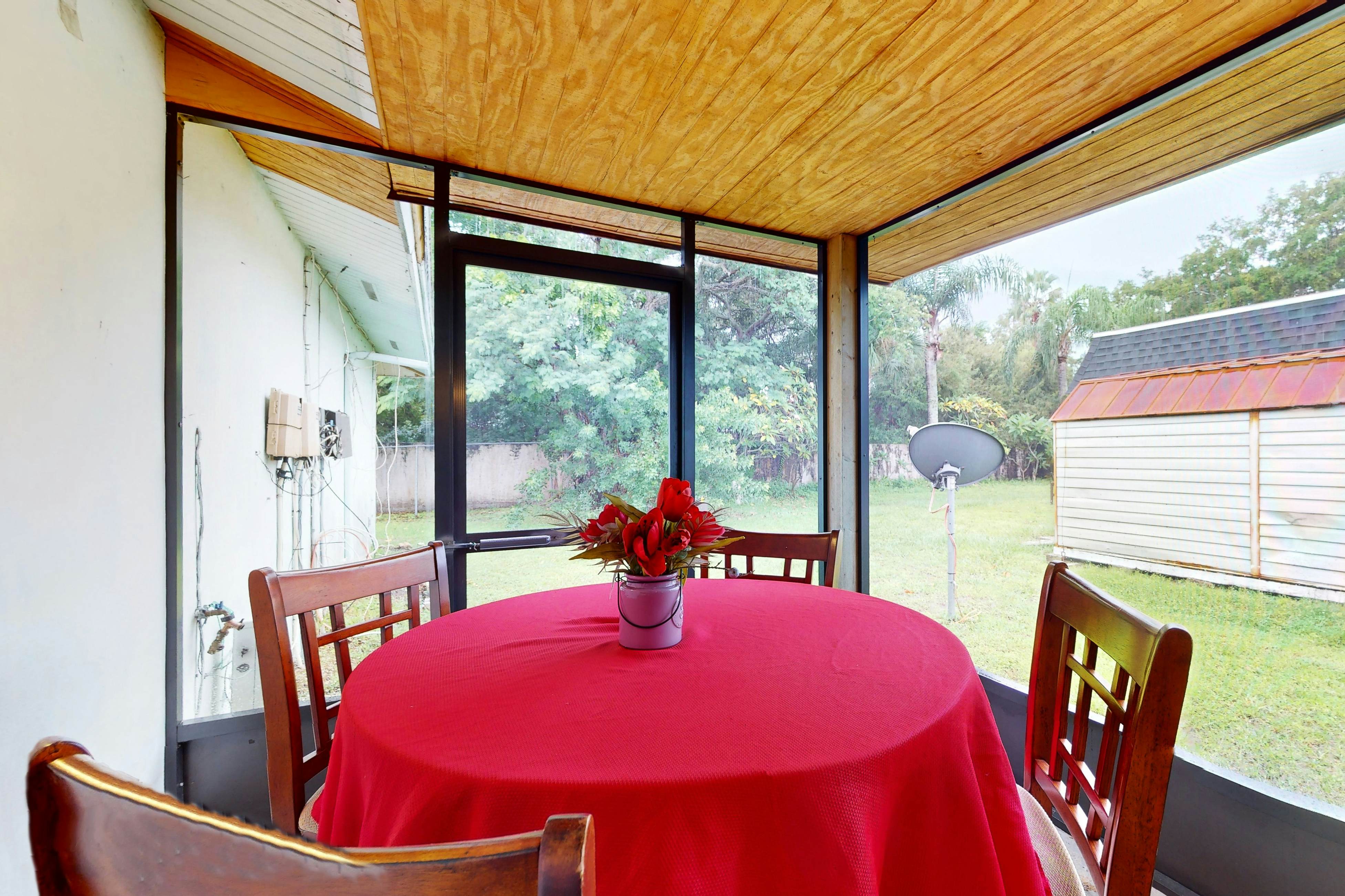 Cozy, dog friendly home close to shopping, entertainment, AC and WIFI