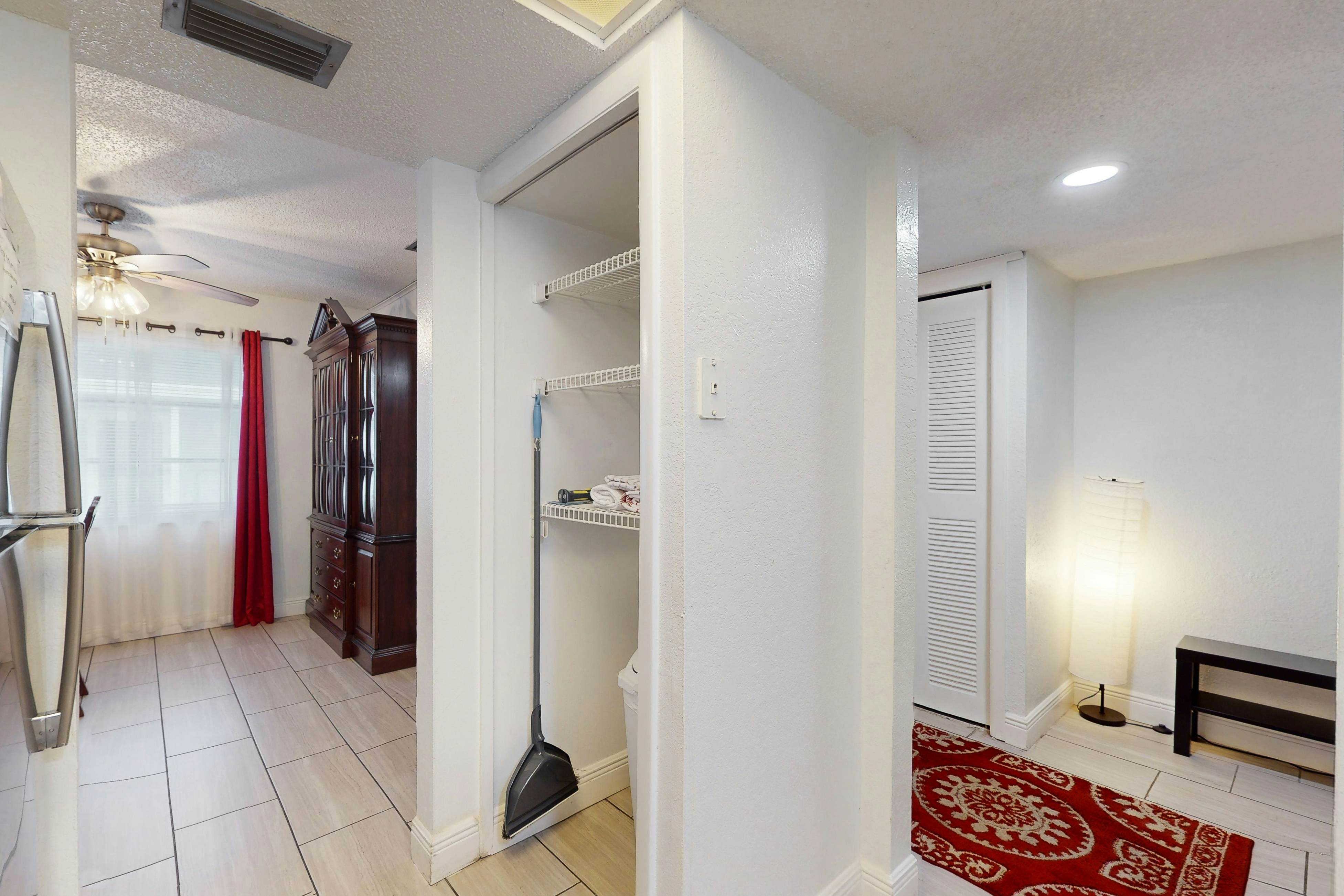 Cozy, dog friendly home close to shopping, entertainment, AC and WIFI