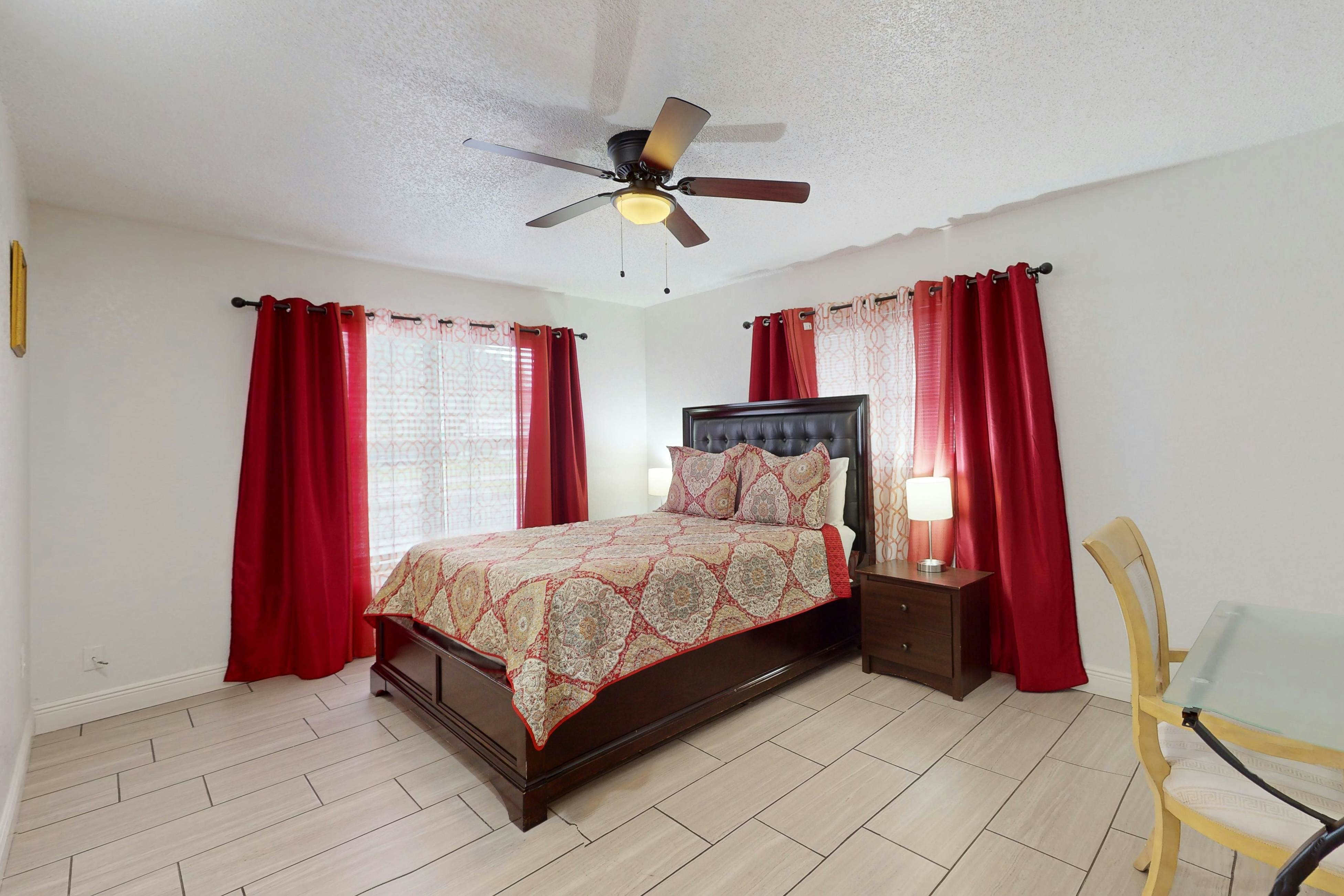 Cozy, dog friendly home close to shopping, entertainment, AC and WIFI