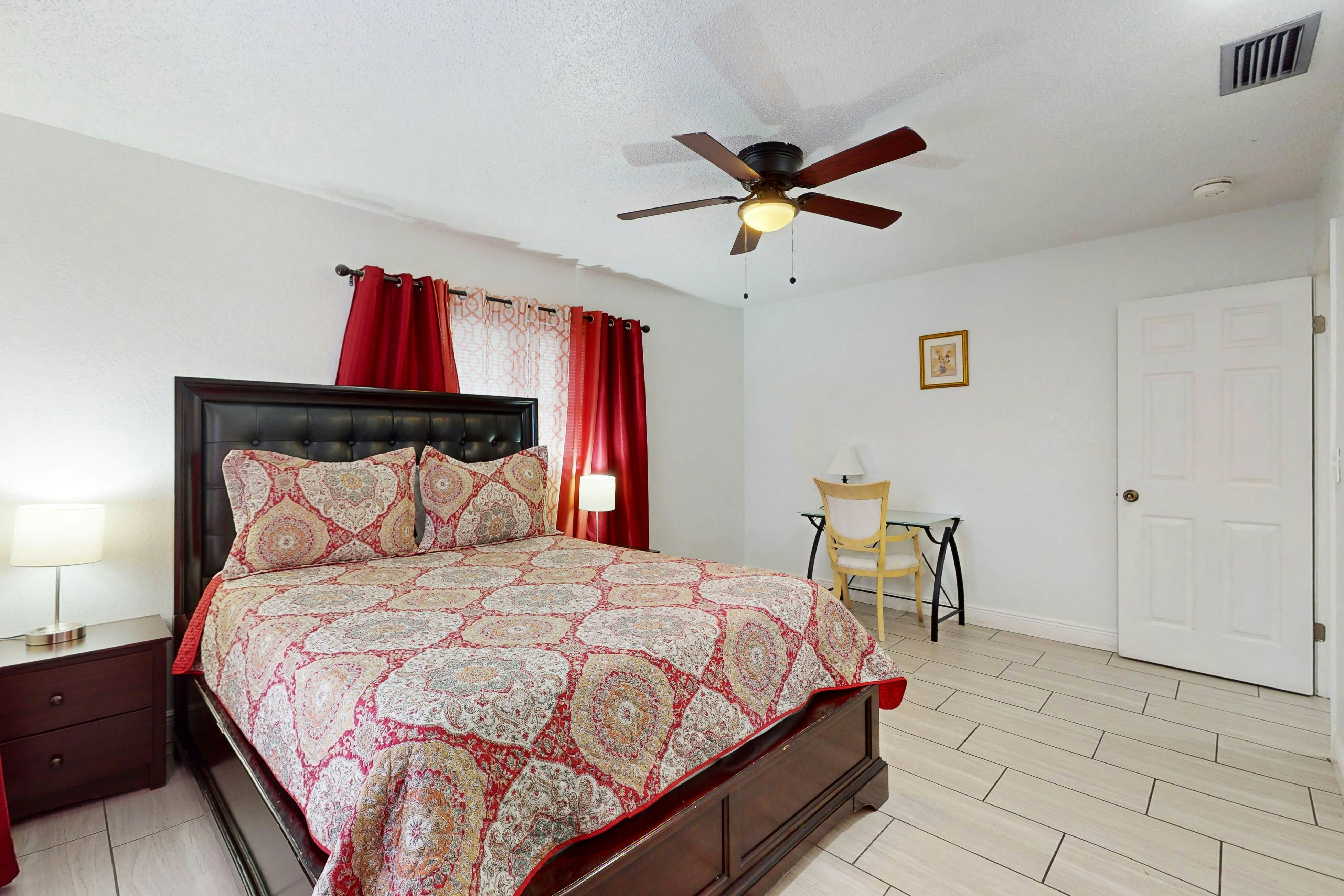 Cozy, dog friendly home close to shopping, entertainment, AC and WIFI