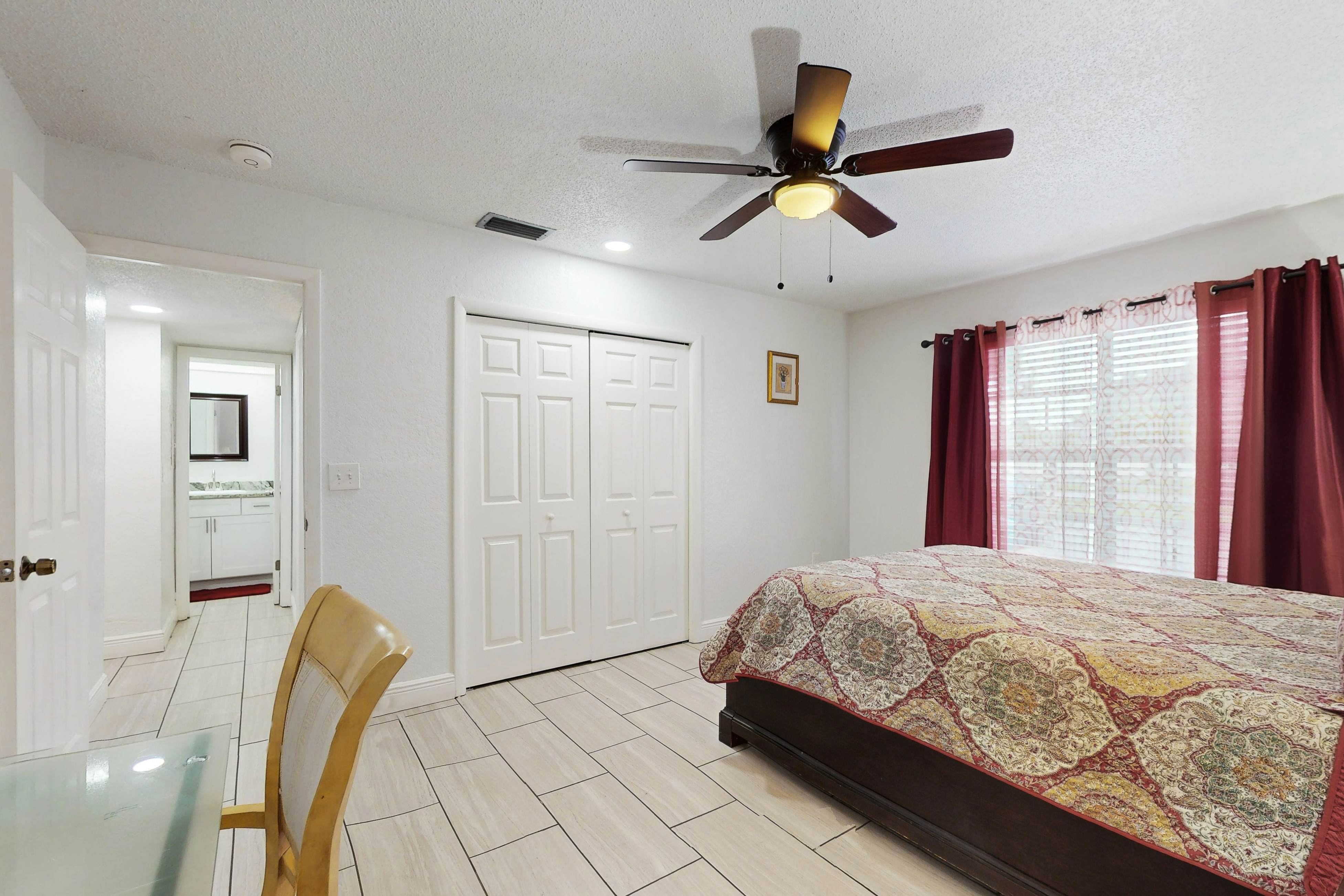 Cozy, dog friendly home close to shopping, entertainment, AC and WIFI