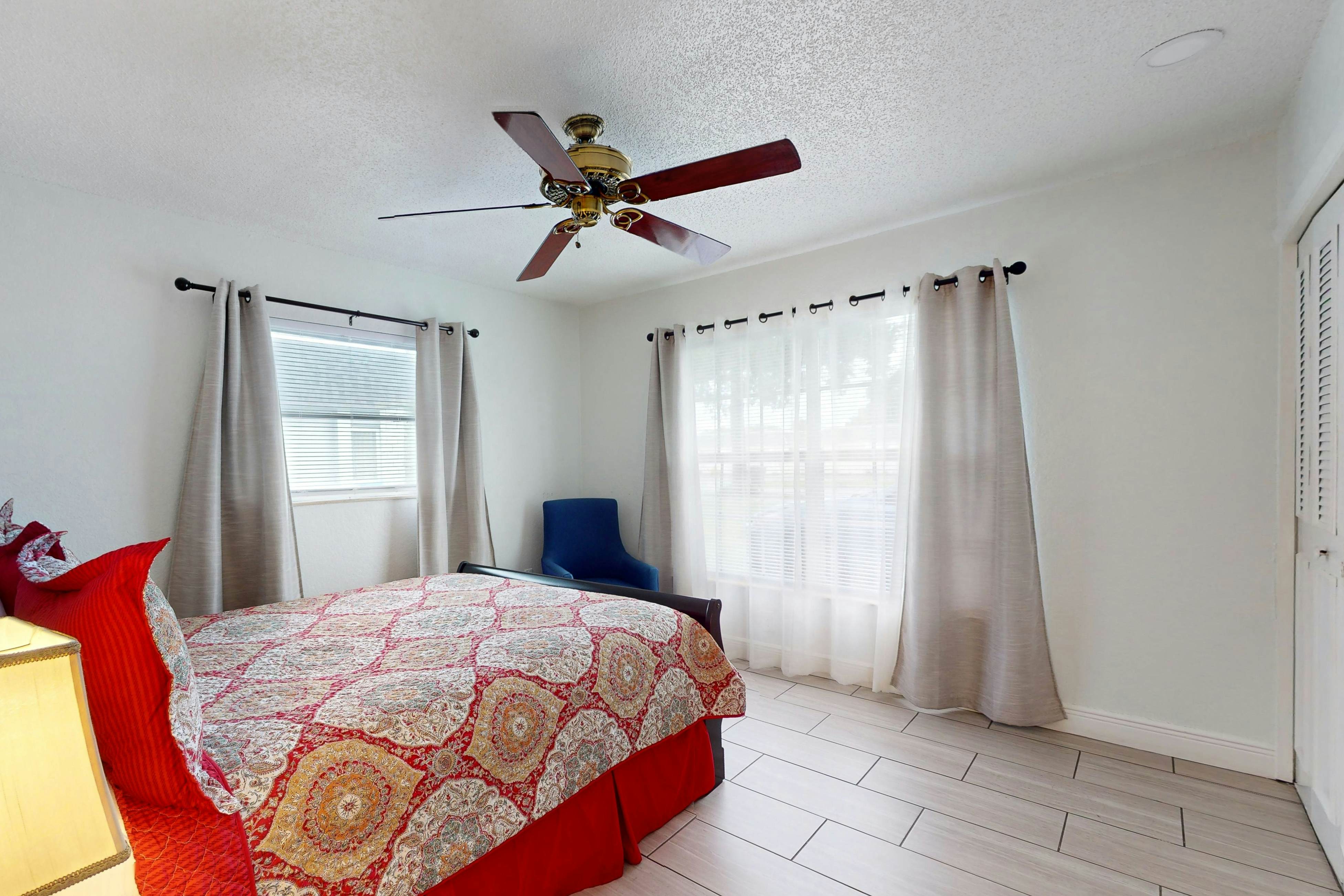 Cozy, dog friendly home close to shopping, entertainment, AC and WIFI