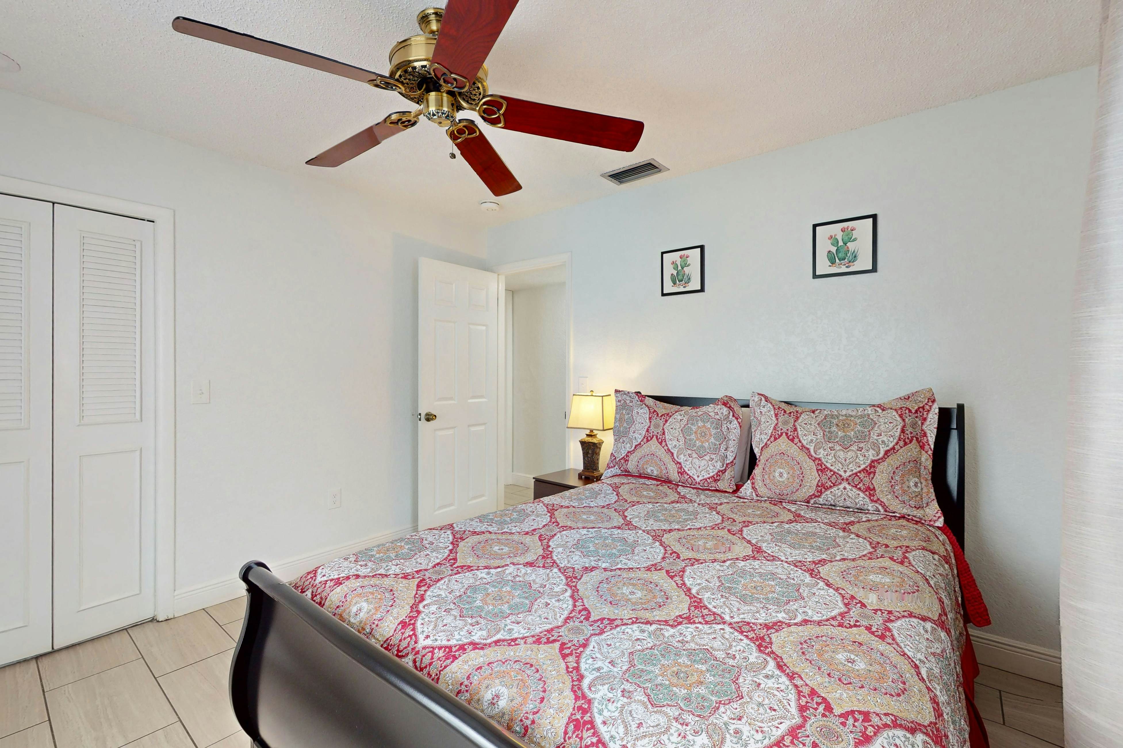 Cozy, dog friendly home close to shopping, entertainment, AC and WIFI