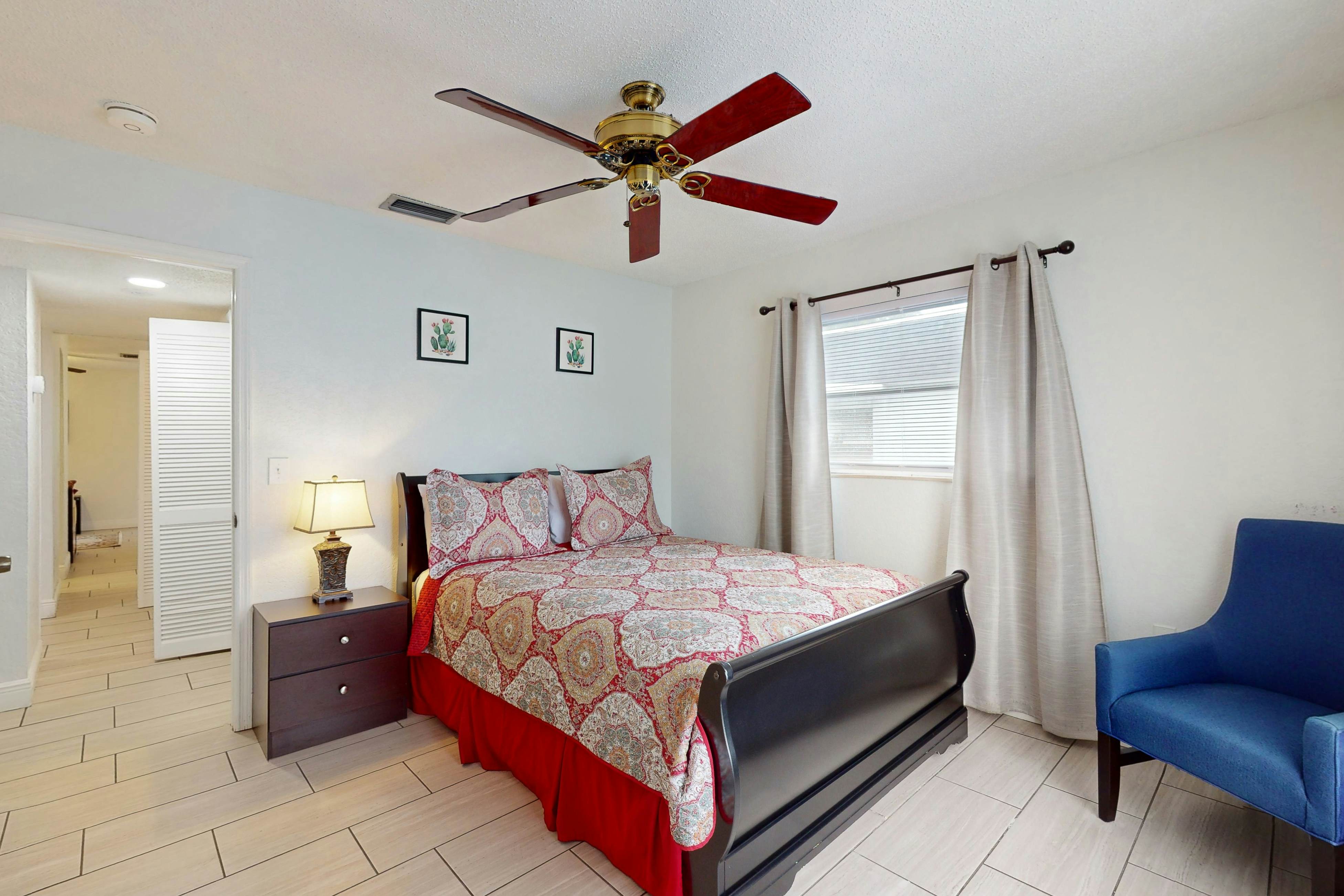 Cozy, dog friendly home close to shopping, entertainment, AC and WIFI