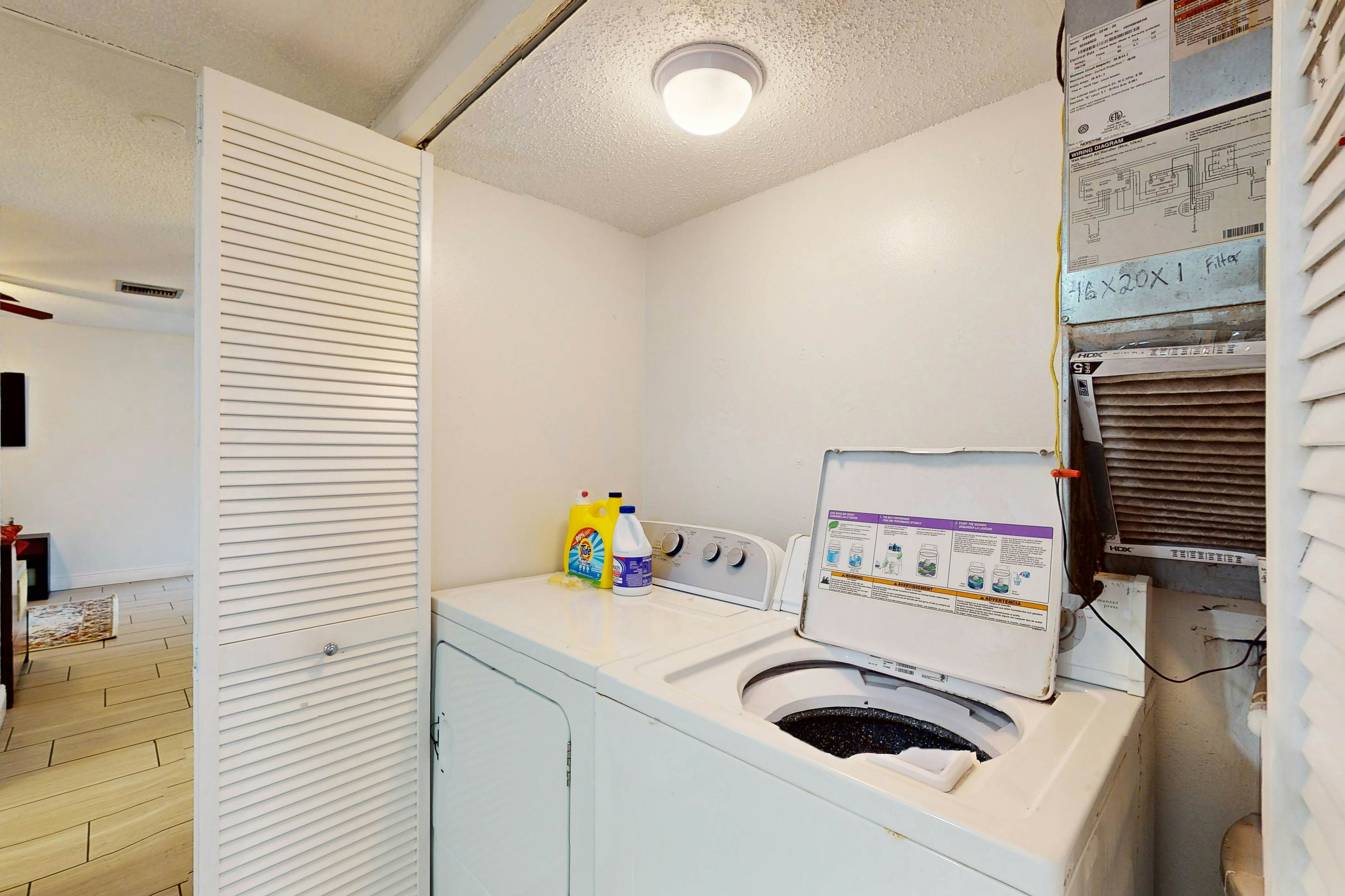 Cozy, dog friendly home close to shopping, entertainment, AC and WIFI