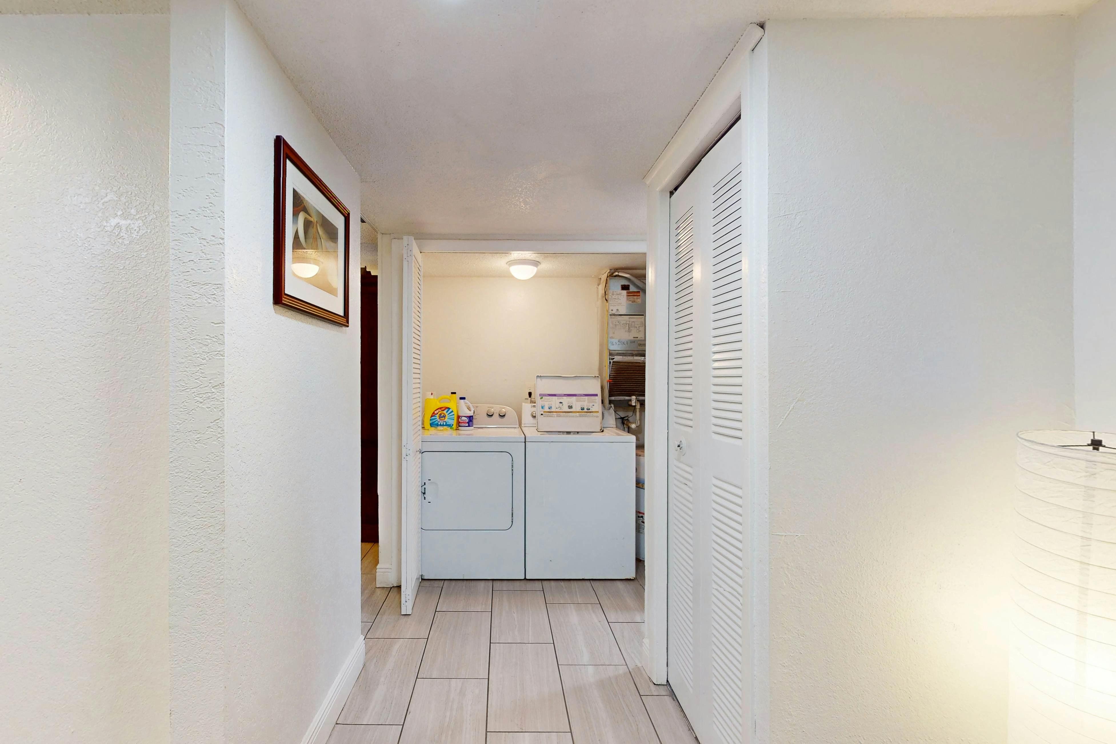 Cozy, dog friendly home close to shopping, entertainment, AC and WIFI