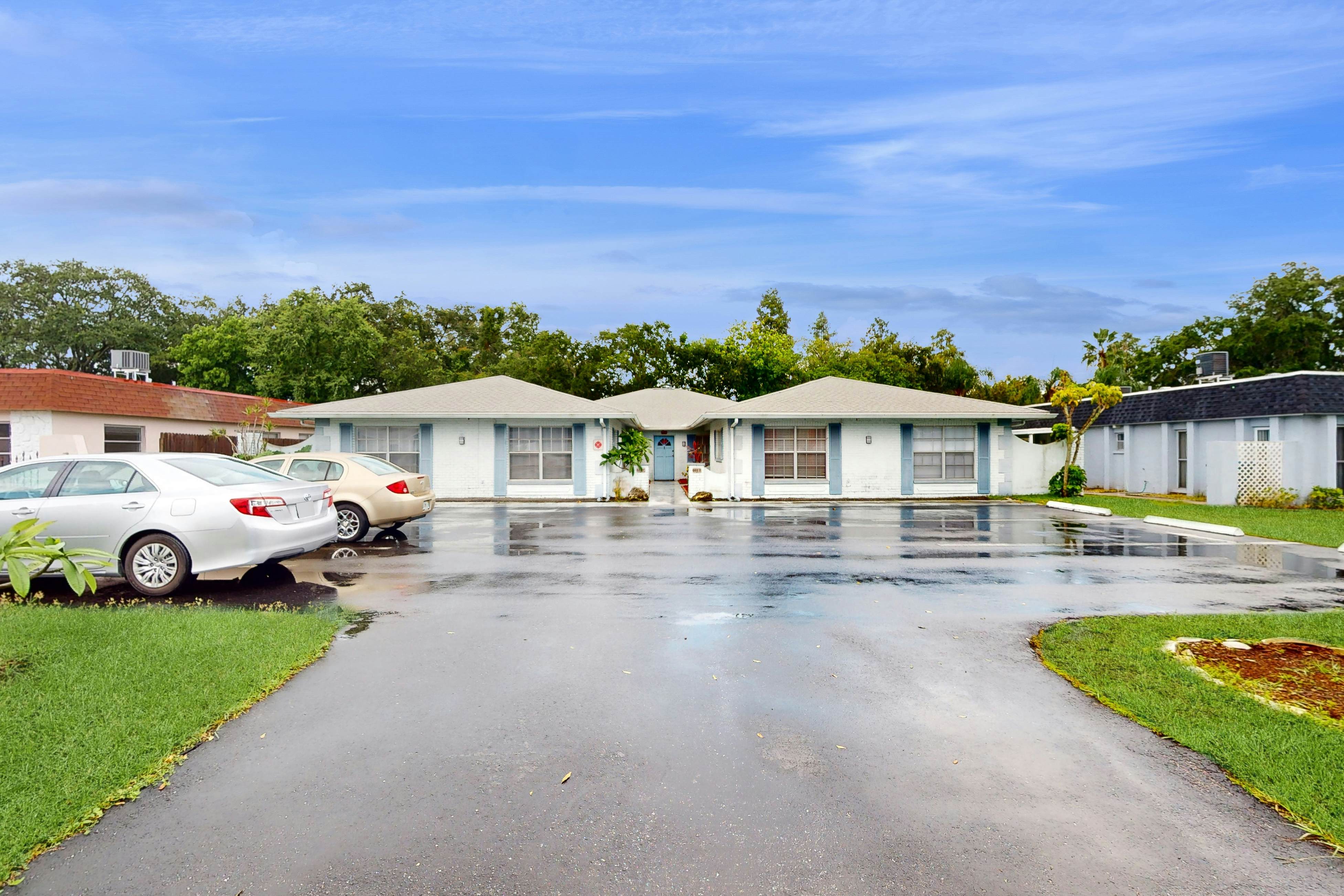 Cozy, dog friendly home close to shopping, entertainment, AC and WIFI