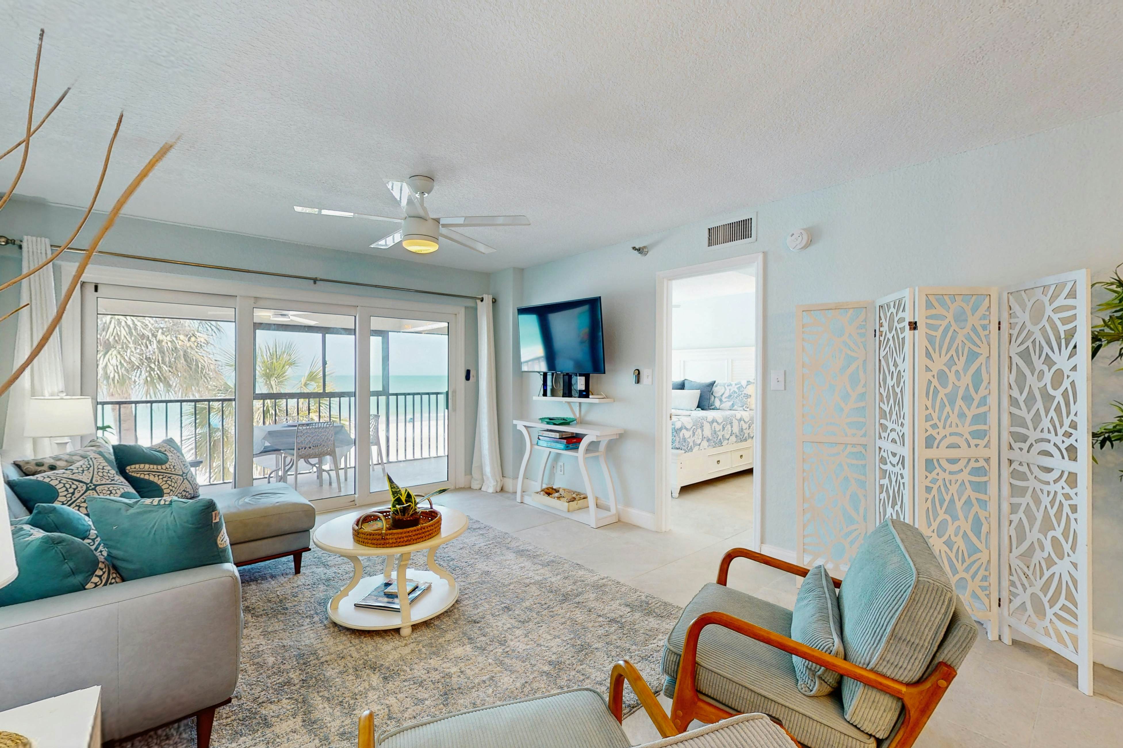 Beautiful oceanfront condo in Madeira Beach w/balcony & pool