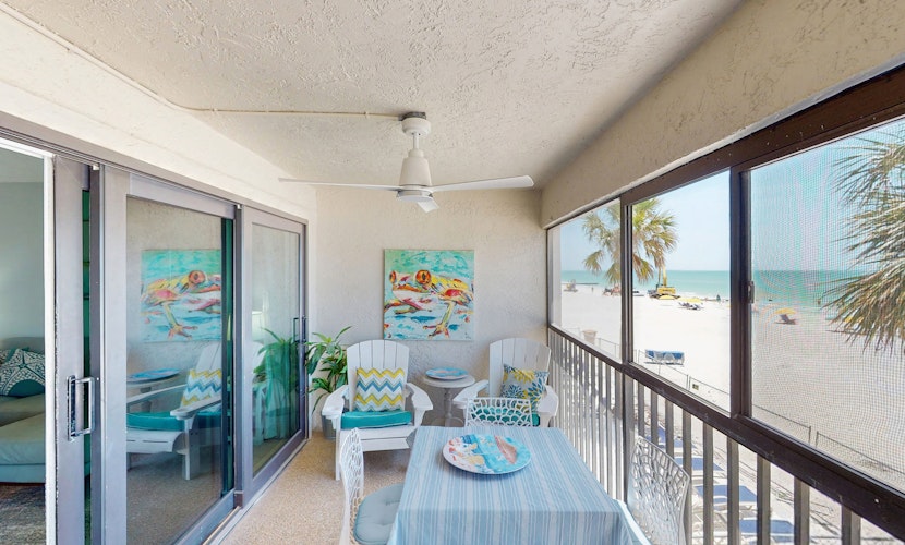 Beautiful oceanfront condo in Madeira Beach w balcony and pool