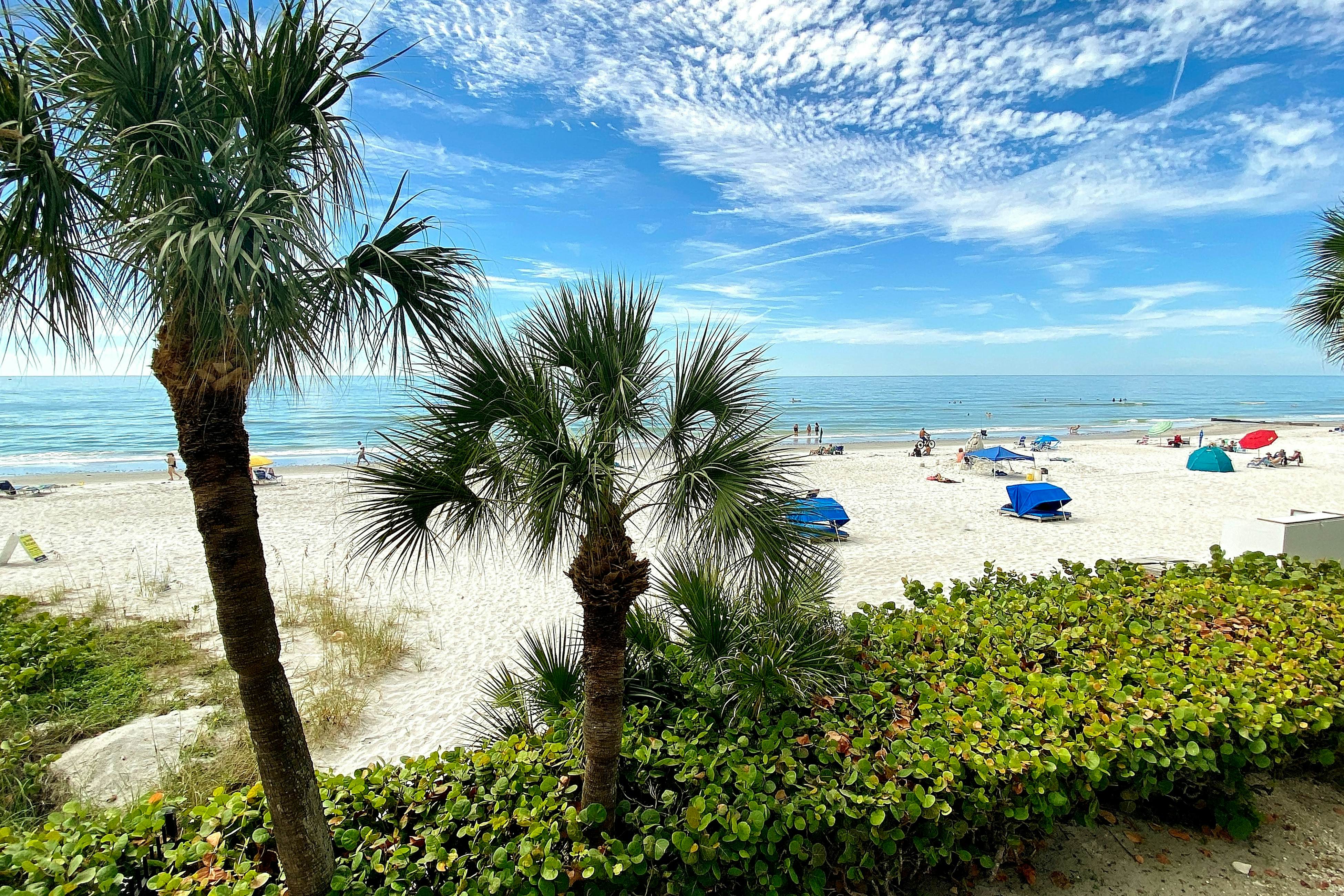 Beautiful oceanfront condo in Madeira Beach w/balcony & pool