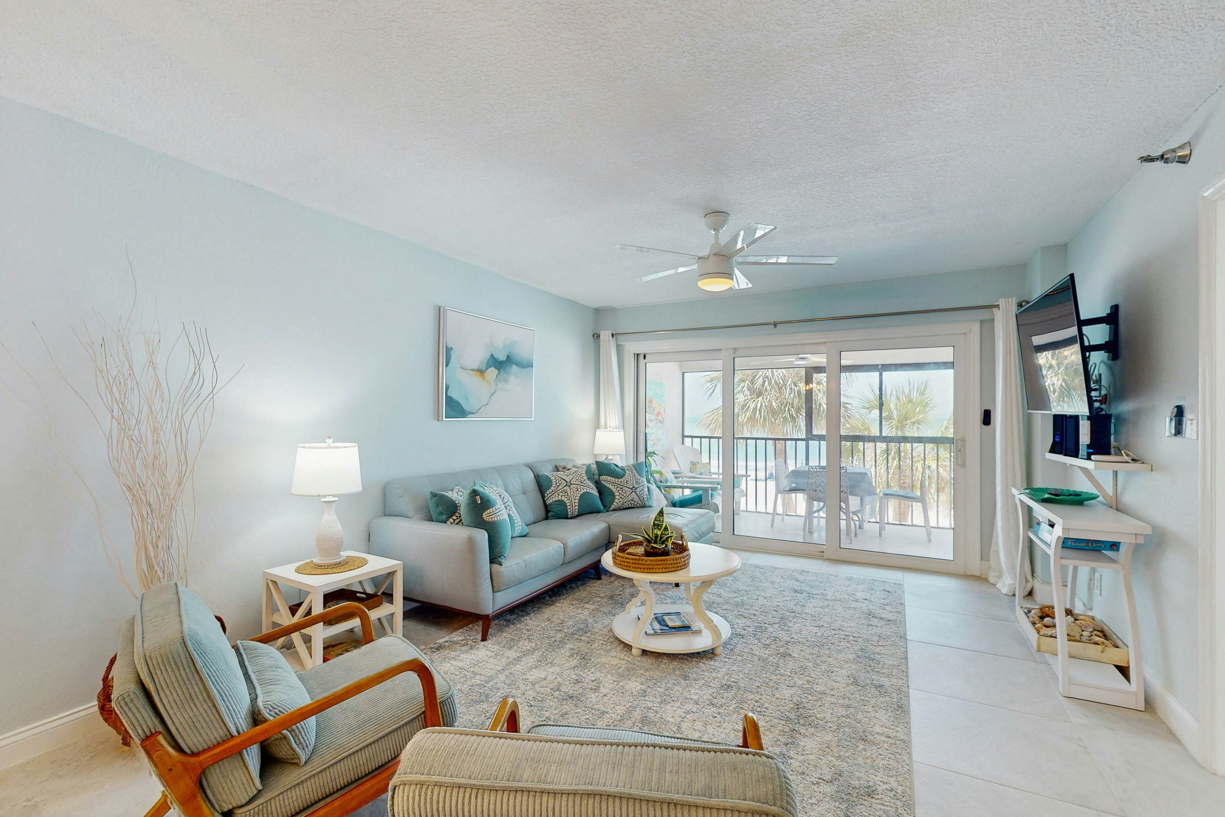 Beautiful oceanfront condo in Madeira Beach w/balcony & pool