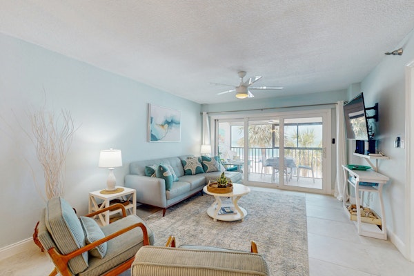 Beautiful oceanfront condo in Madeira Beach w balcony and pool