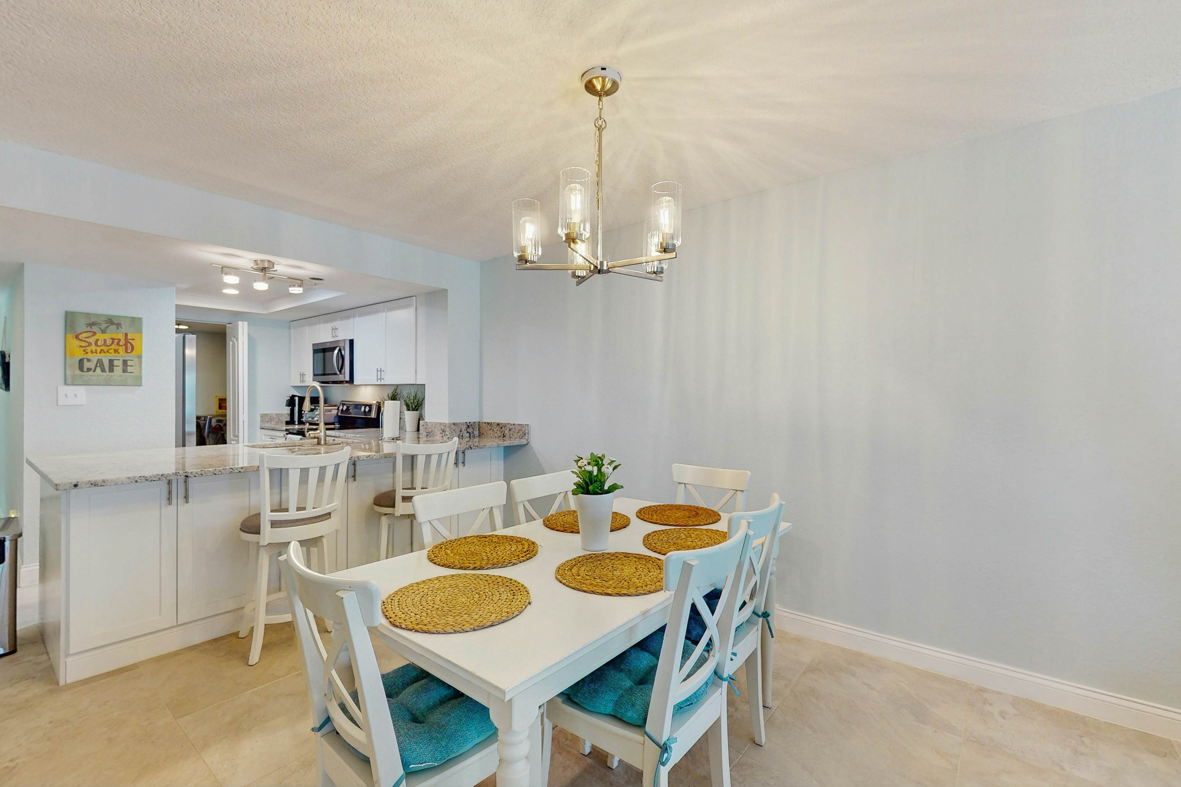 Beautiful oceanfront condo in Madeira Beach w/balcony & pool