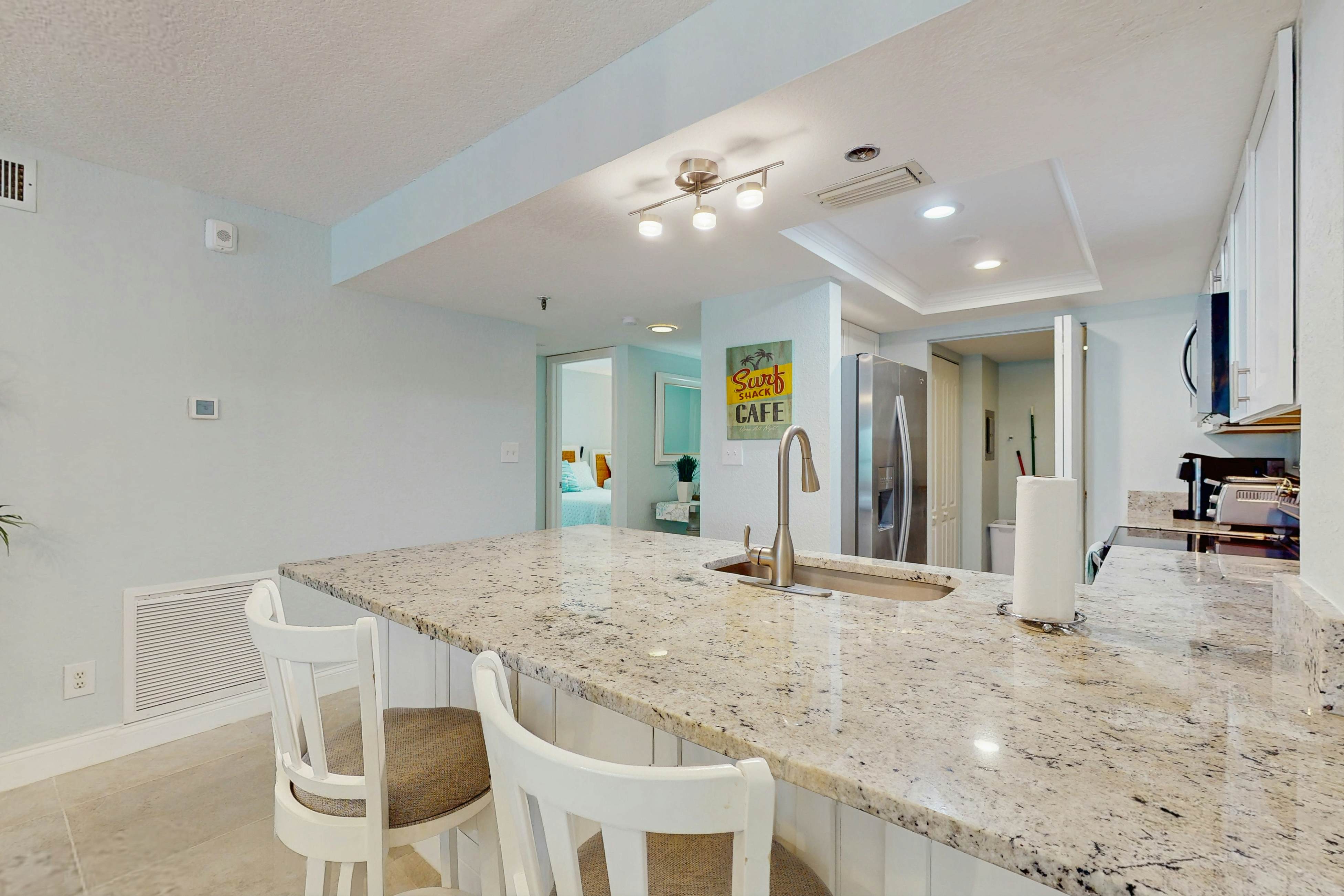Beautiful oceanfront condo in Madeira Beach w/balcony & pool