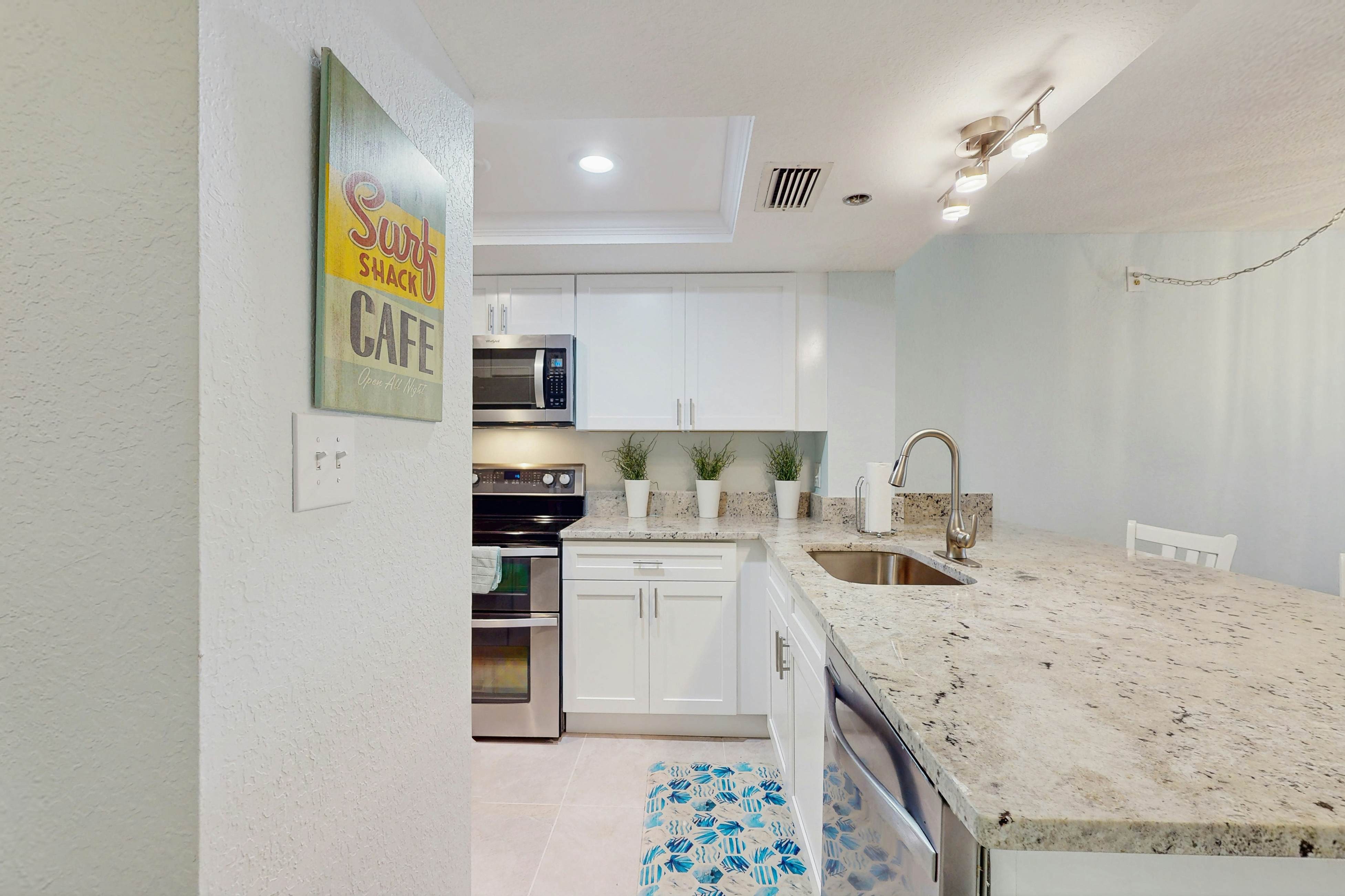 Beautiful oceanfront condo in Madeira Beach w/balcony & pool