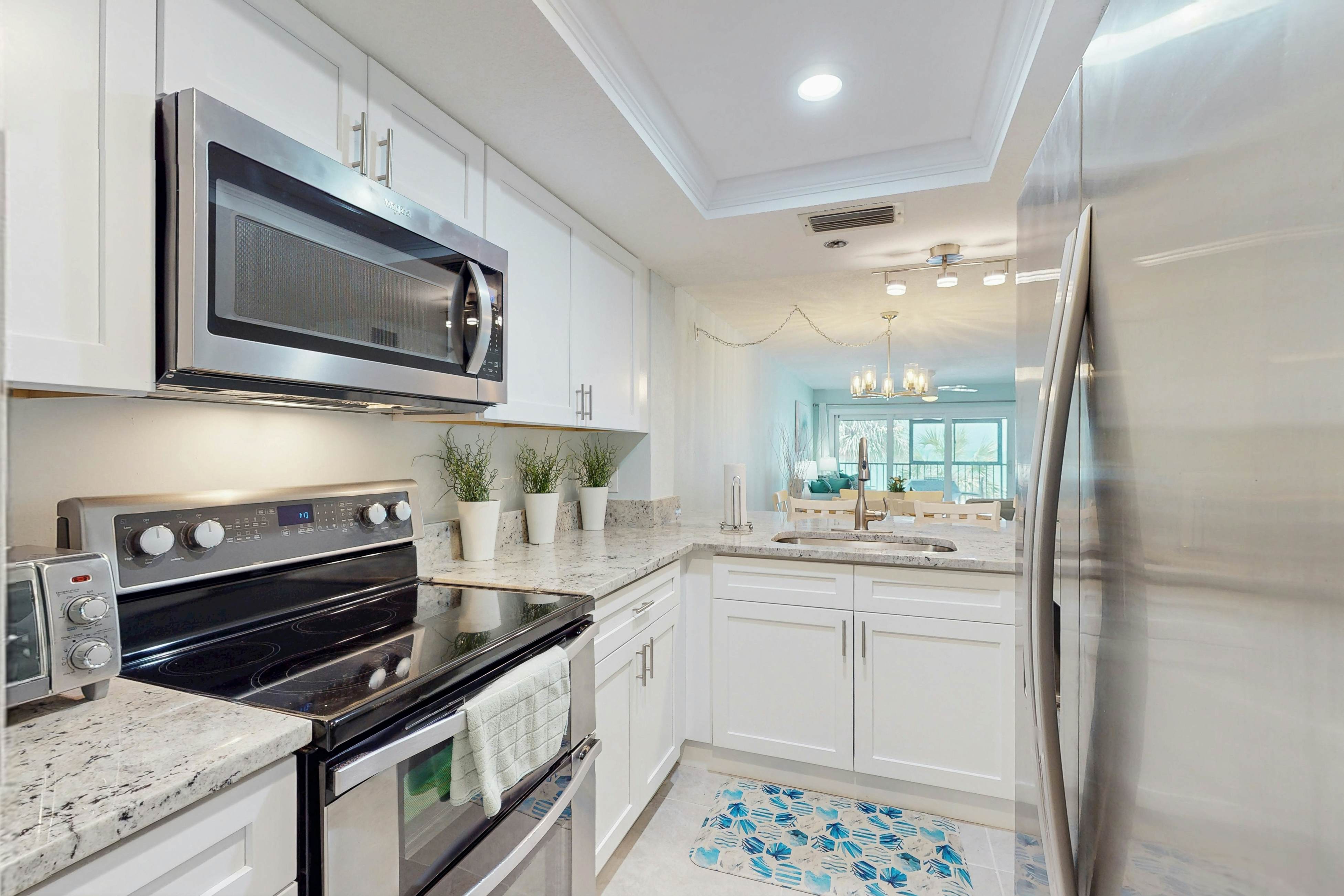 Beautiful oceanfront condo in Madeira Beach w/balcony & pool