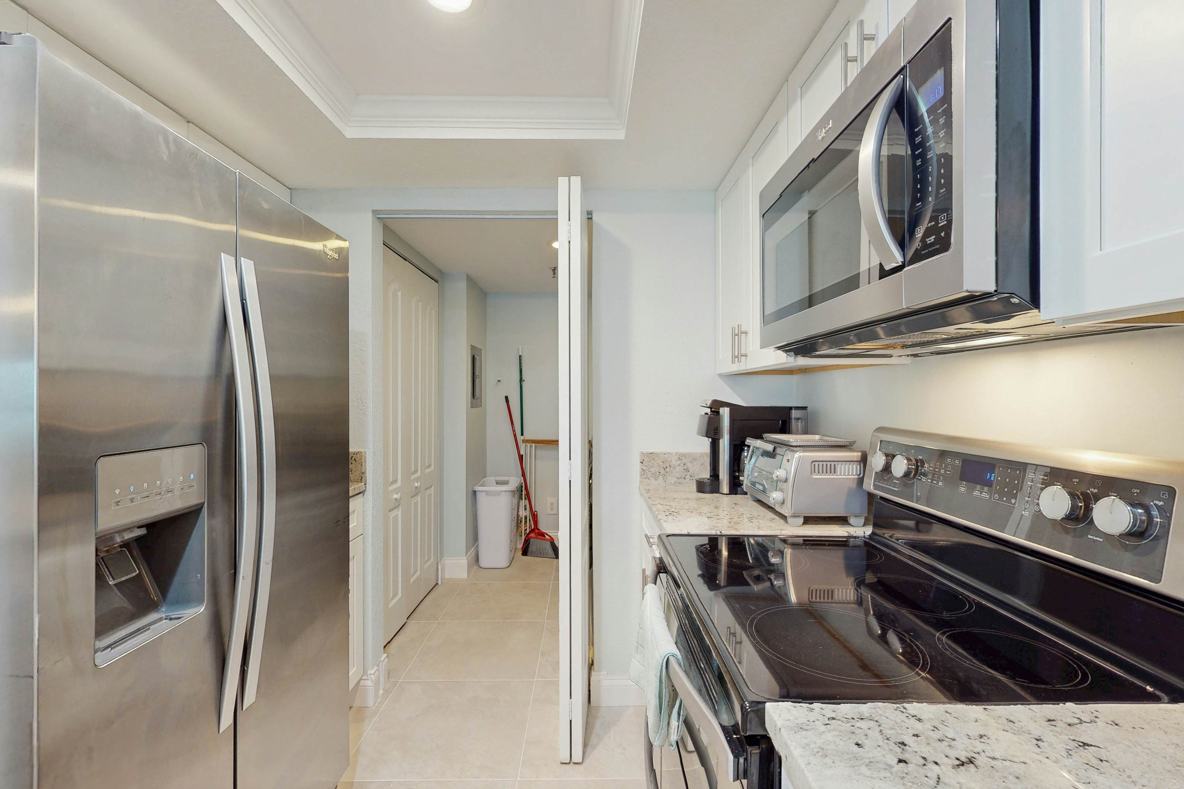 Beautiful oceanfront condo in Madeira Beach w/balcony & pool