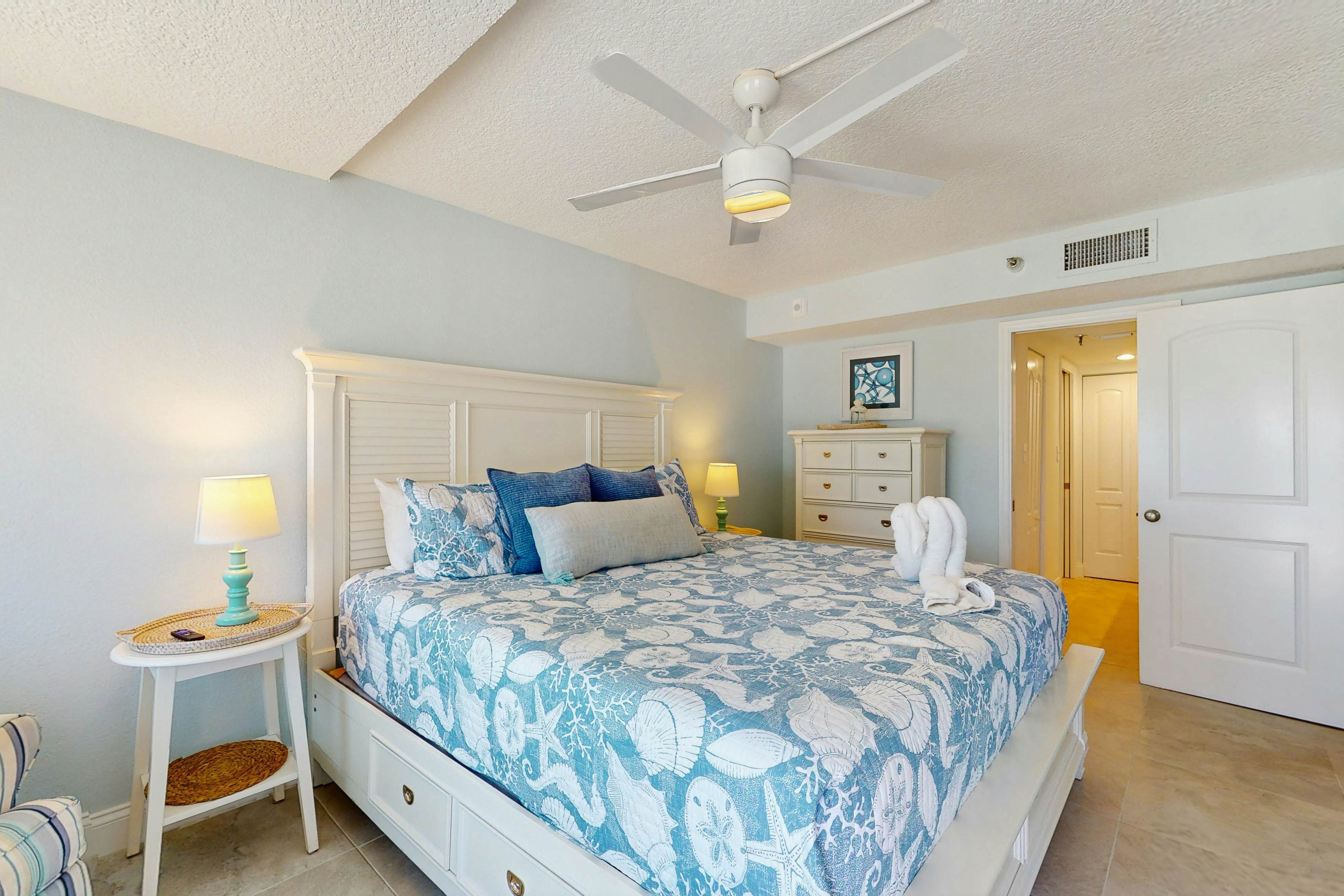 Beautiful oceanfront condo in Madeira Beach w/balcony & pool
