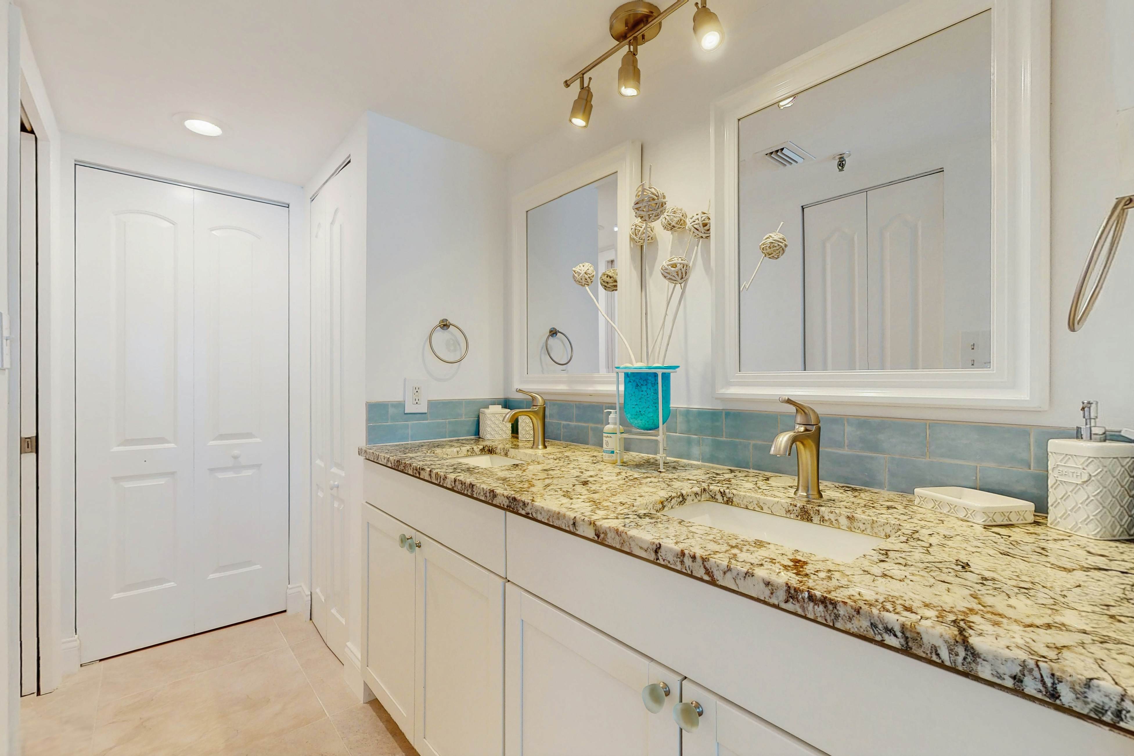 Beautiful oceanfront condo in Madeira Beach w/balcony & pool