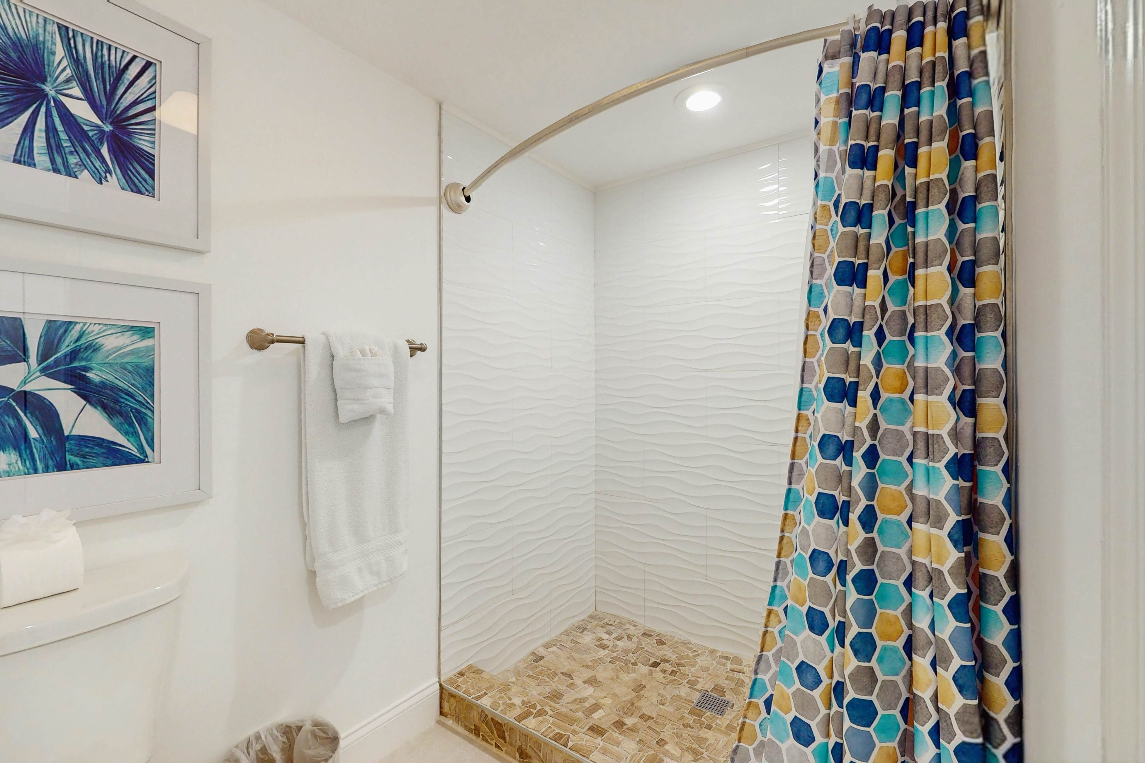 Beautiful oceanfront condo in Madeira Beach w/balcony & pool