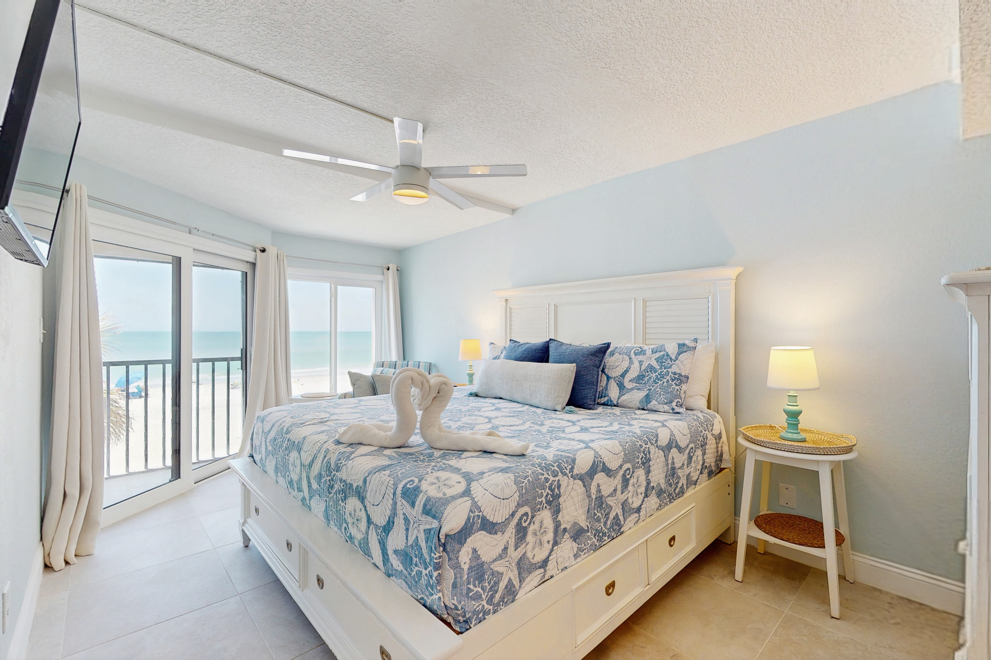 Beautiful oceanfront condo in Madeira Beach w balcony and pool