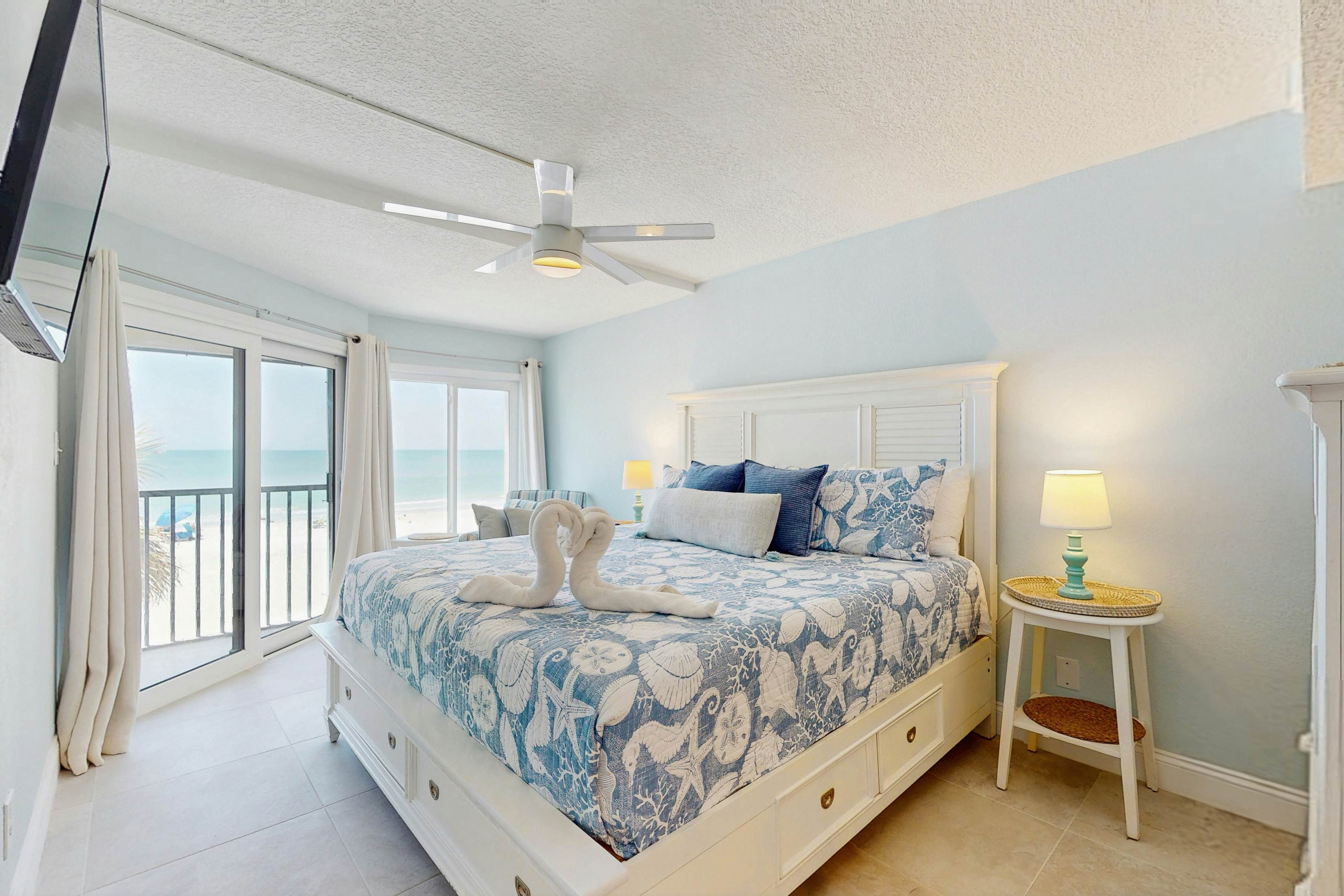 Beautiful oceanfront condo in Madeira Beach w/balcony & pool